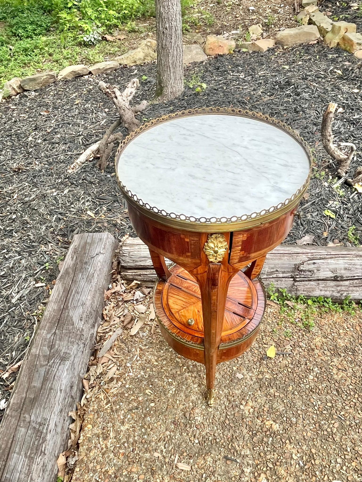 XIXe siècle Table tripode en marqueterie de tulipier et de noyer  en vente