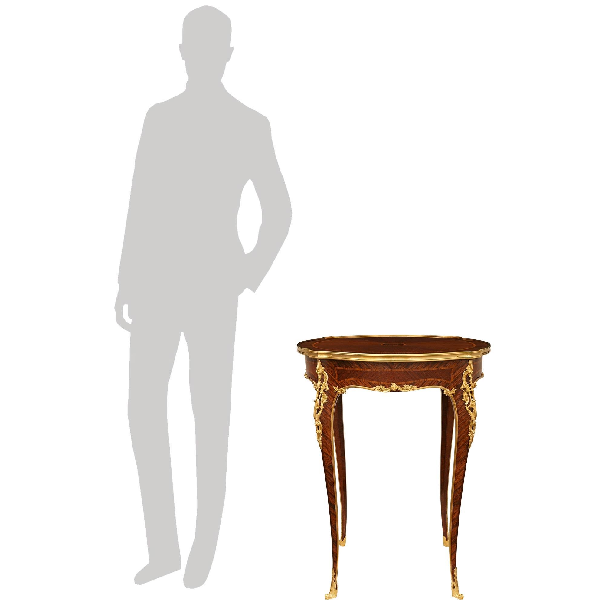 Ein schöner und hochwertiger französischer Beistelltisch aus Tulipwood, Kingwood und Ormolu aus dem 19. Jahrhundert im Stil von Maison Krieger. Dieser atemberaubende Tisch steht auf vier quadratischen, schlanken, konischen Beinen mit Intarsien aus