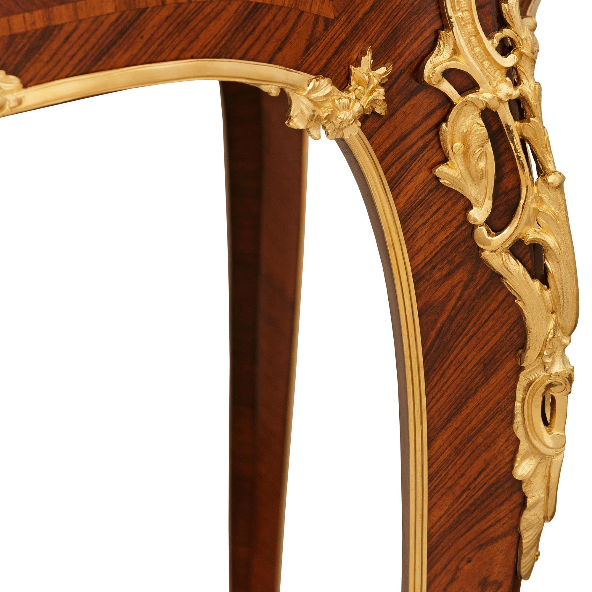 Beistelltisch aus Tulipwood, Kingwood und Ormolu, nach Art von Maison Krieger im Zustand „Gut“ im Angebot in West Palm Beach, FL
