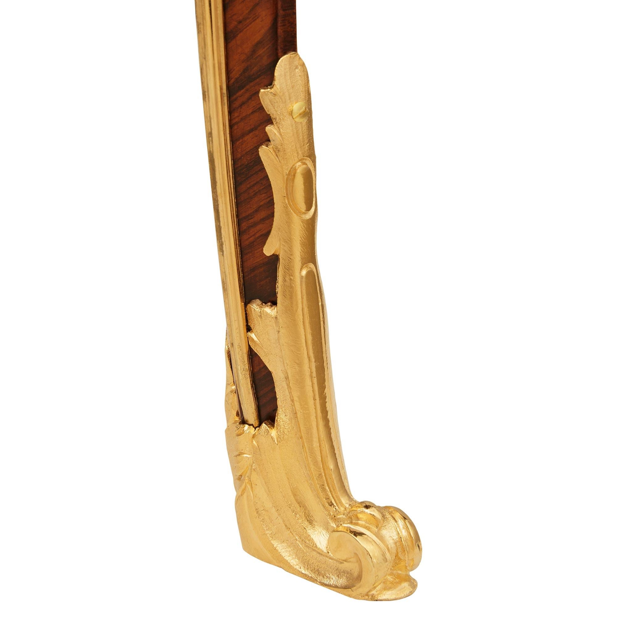 Beistelltisch aus Tulipwood, Kingwood und Ormolu, nach Art von Maison Krieger (Goldbronze) im Angebot