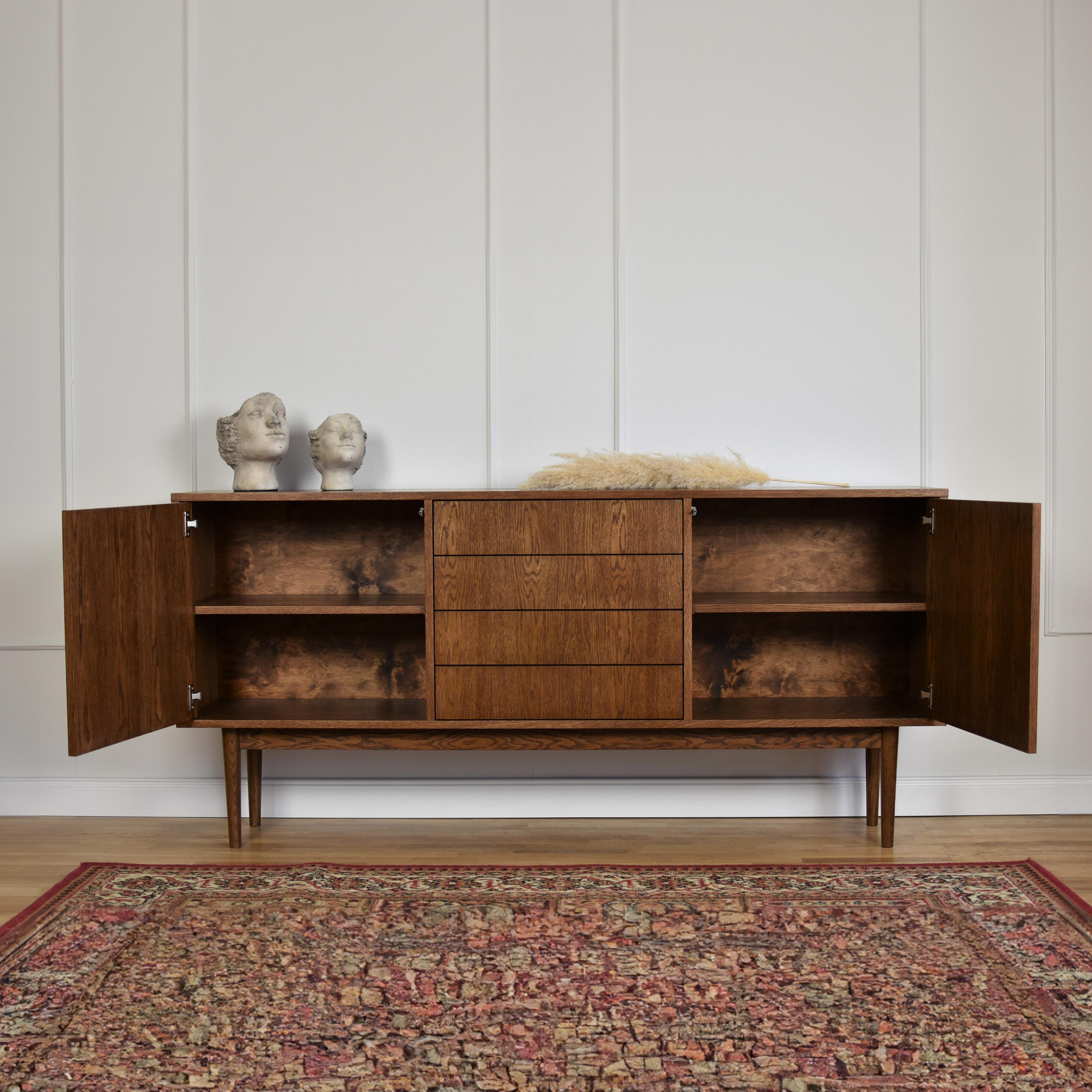 Enfilade moyen Tulis par Pastform
Dimensions : D 40 x L 180 x H 85 cm.
MATERIAL : Bois teinté et verni.

Disponible en différentes couleurs de bois : Whisky, Rhum, BPA, Nobel, Brandy, Schwarz et Natura. Disponible en trois largeurs : 150/180/190 cm.