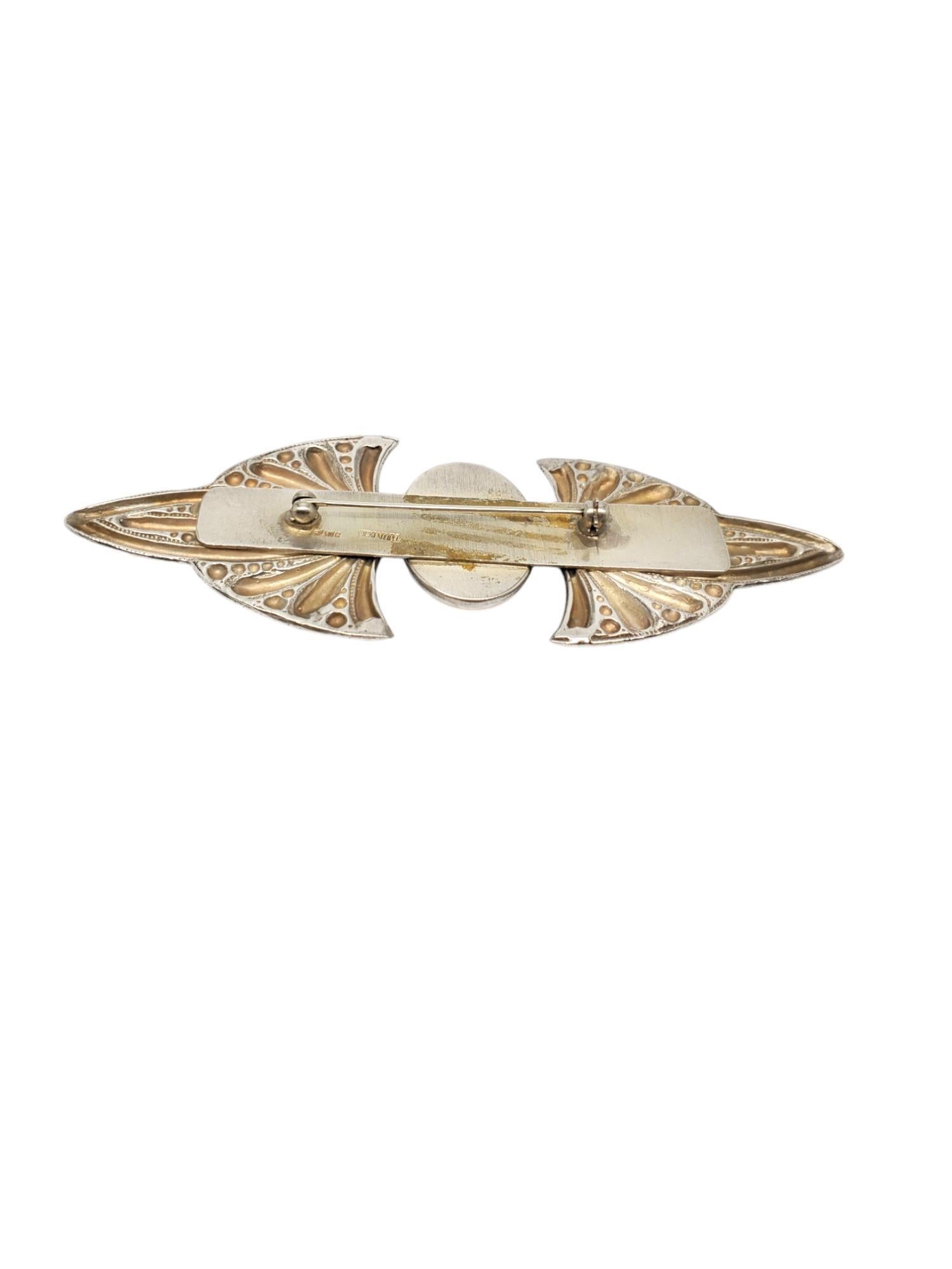 TULLA BOOTH Sterling Silver Pink Stone Brooch-

This vintage brooch is crafted in sterling silver with an oval pink stone (23.55 mm x 16.97 mm) by TULLA BOOTH.

Size: 4 in. x 1.3 in.

Stamped: TULLA BOOTH STERLING 

Weight: 17.9 dwt / 28 gr.

Very