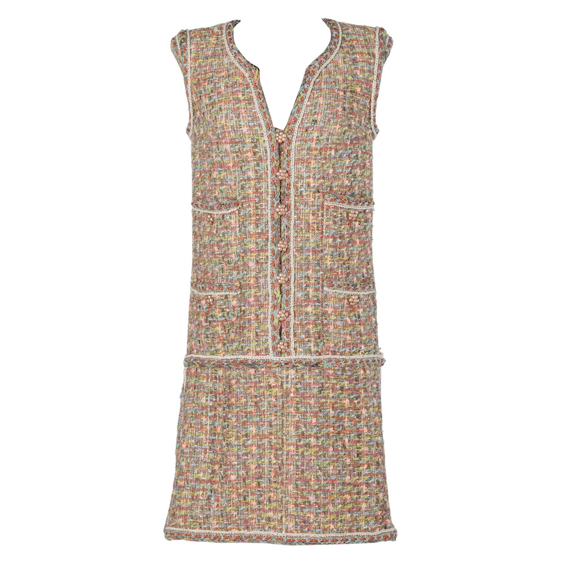 Robe en tweed de tulle et lurex avec bouton bijou Chanel