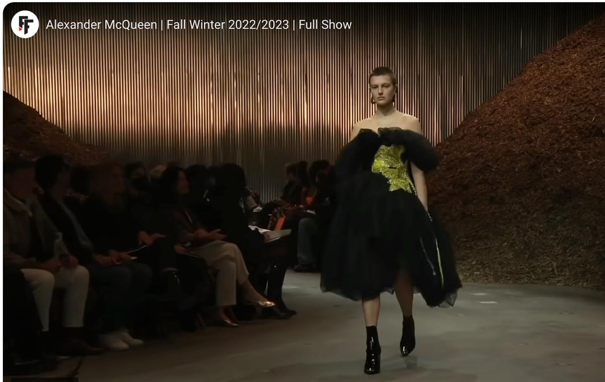Abito da sera in tulle con ricami gialli Alexander McQueen FW 2022/23 NUOVO in vendita 5