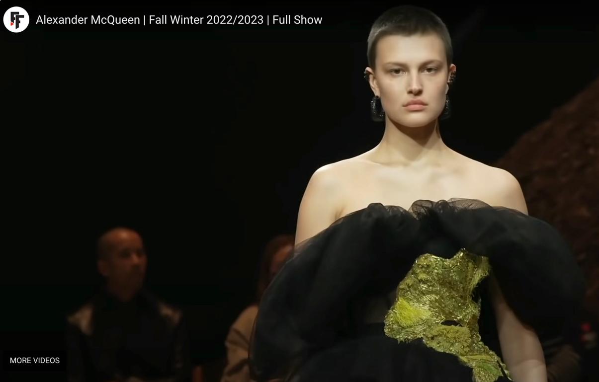 Abito da sera in tulle con ricami gialli Alexander McQueen FW 2022/23 NUOVO in vendita 6