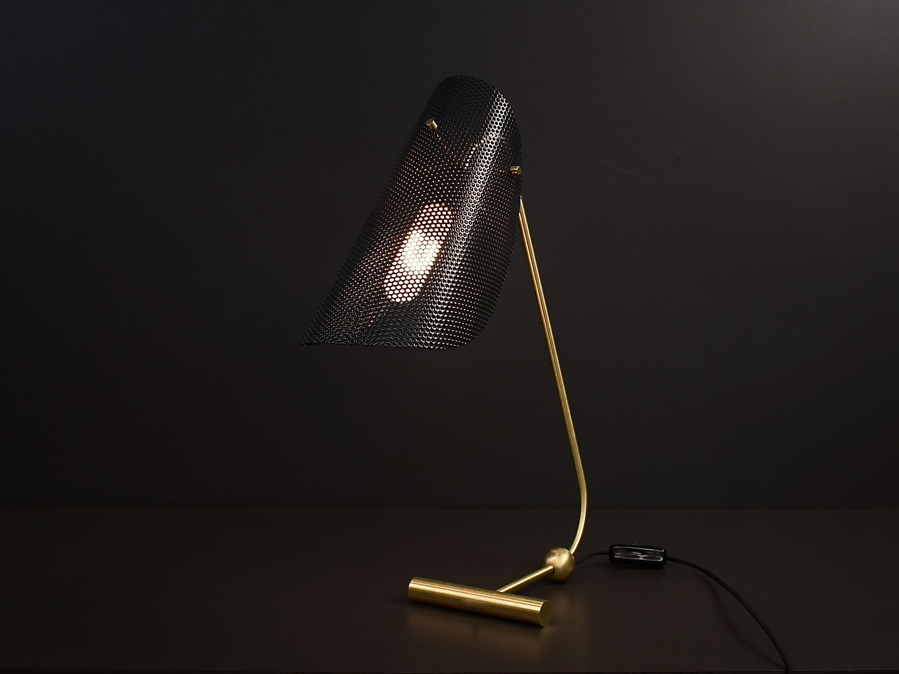 Moderne Lampe de table ou de bureau Tulle en laiton et maille émaillée noire, luminaire à imprimé bleu, 2021 en vente