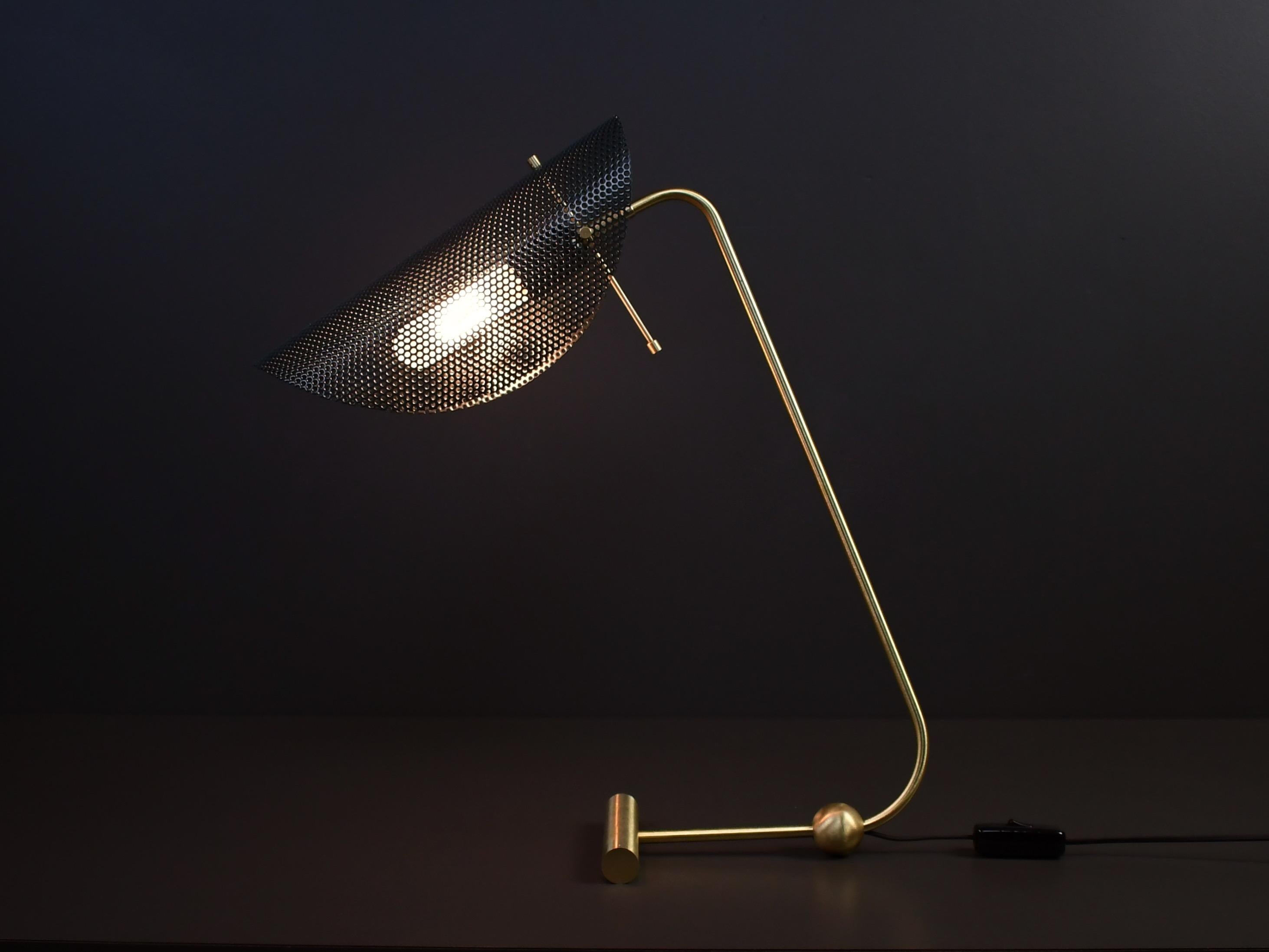Nord-américain Lampe de table ou de bureau Tulle en laiton et maille émaillée noire, luminaire à imprimé bleu, 2021 en vente