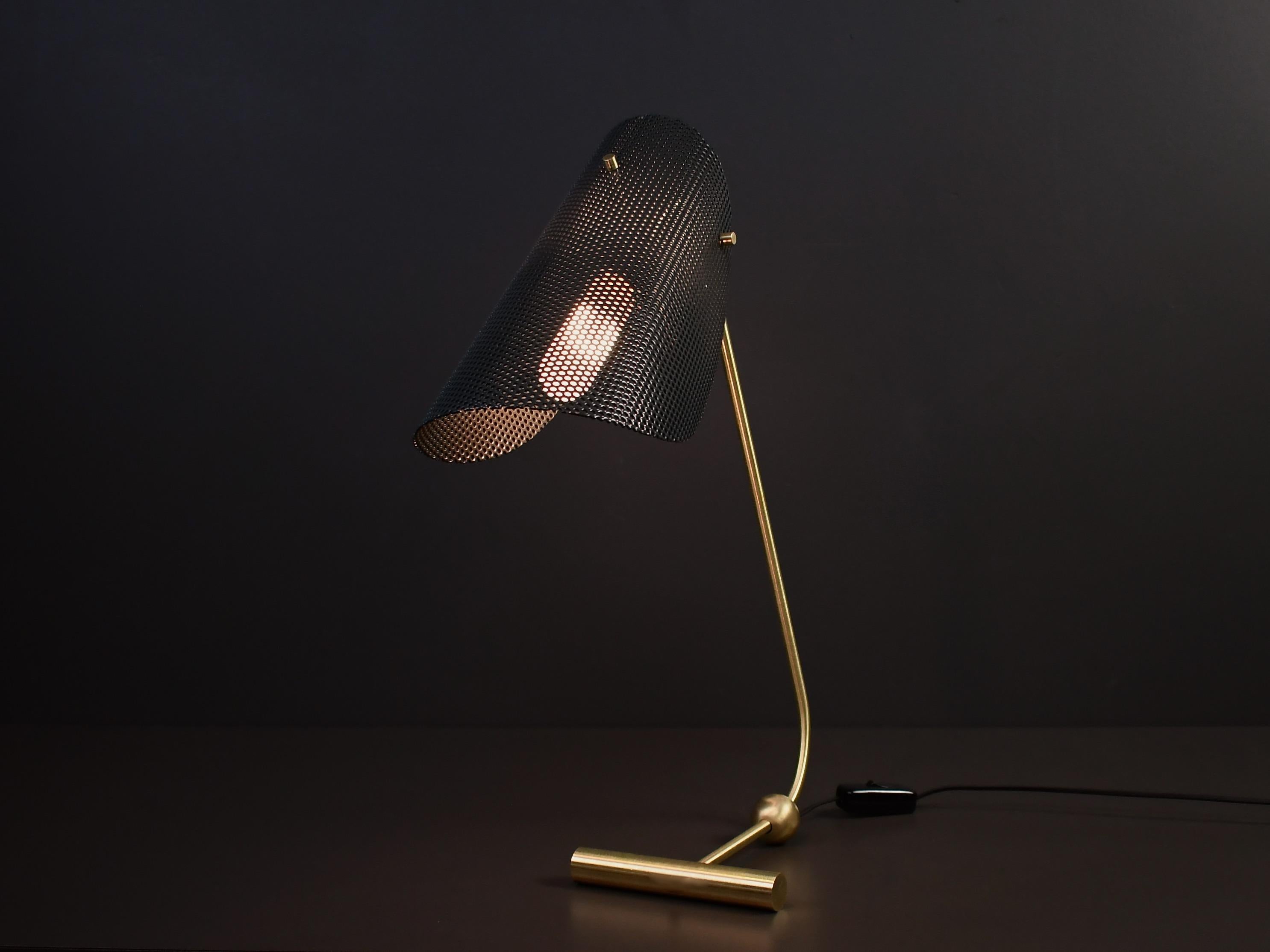 Lampe de table ou de bureau Tulle en laiton et maille émaillée noire, luminaire à imprimé bleu, 2021 Neuf - En vente à New York, NY