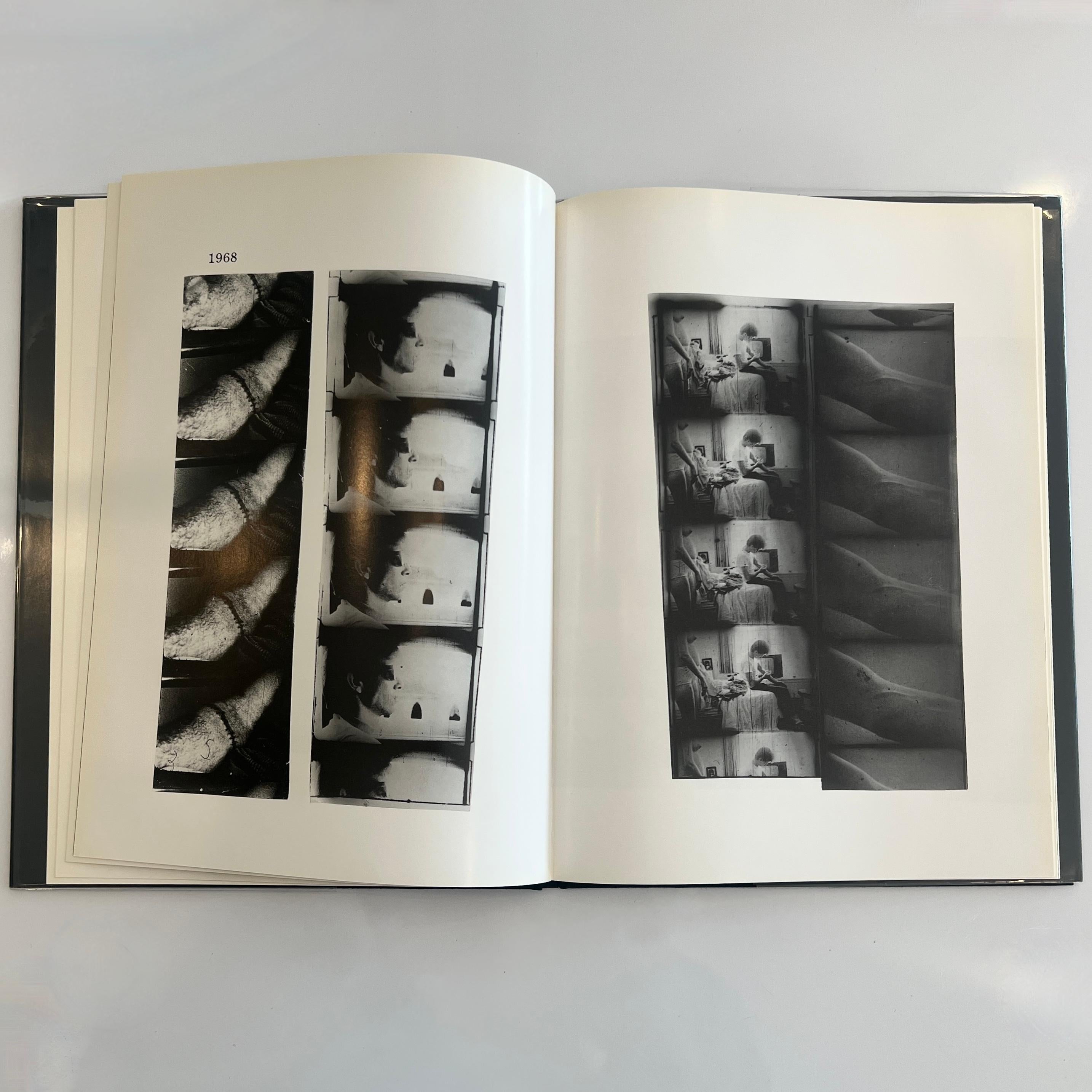 Opera fondamentale della fotografia americana, Tulsa (1971) di Larry Clark presenta uno sguardo senza filtri sulla cultura giovanile del Midwest, caratterizzata da intimità, ribellione e cruda vulnerabilità. Clark documenta la sua cerchia di amici