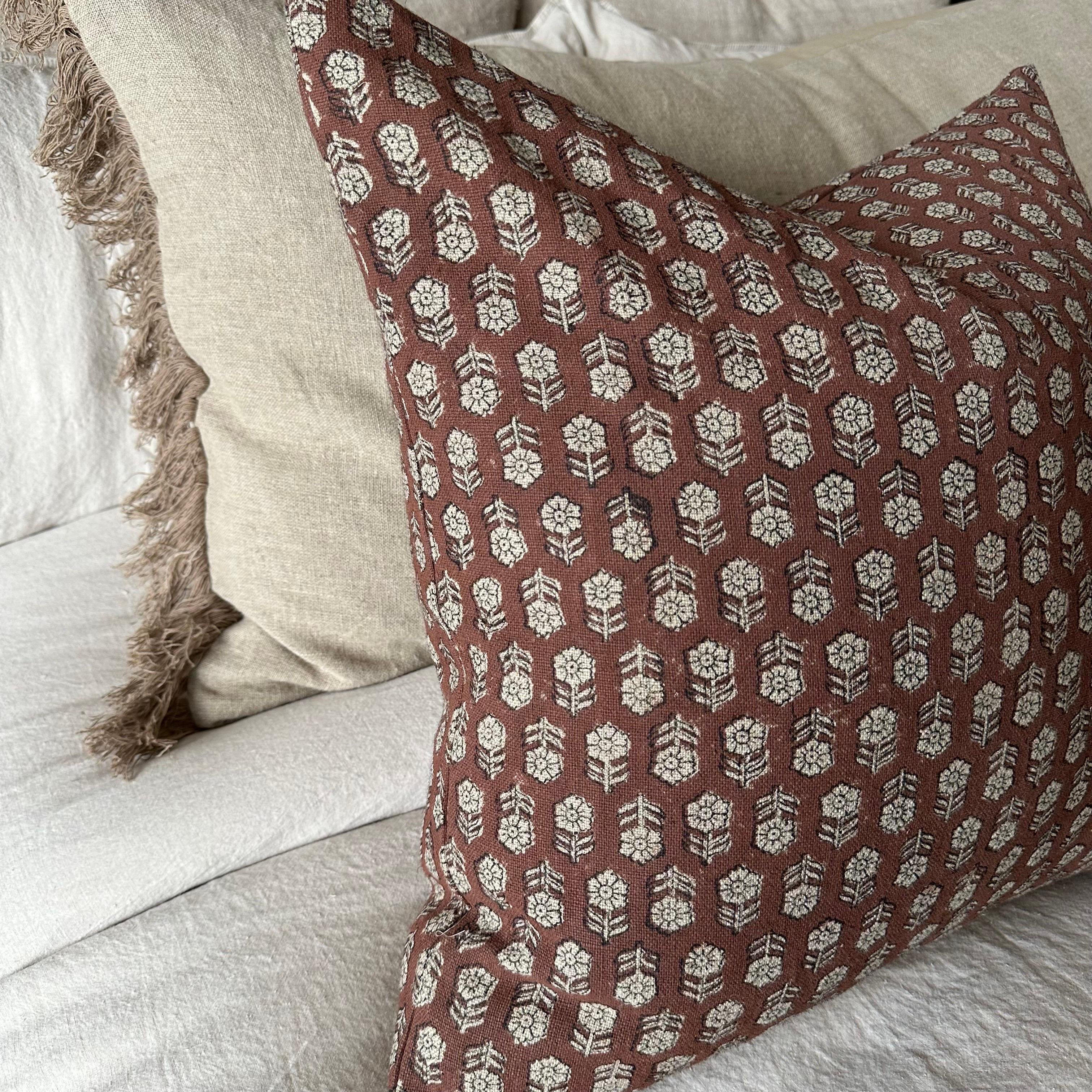 Coussin Tulsi en mousseline de soie bloquée à la main avec insert de plumes de duvet en vente 1