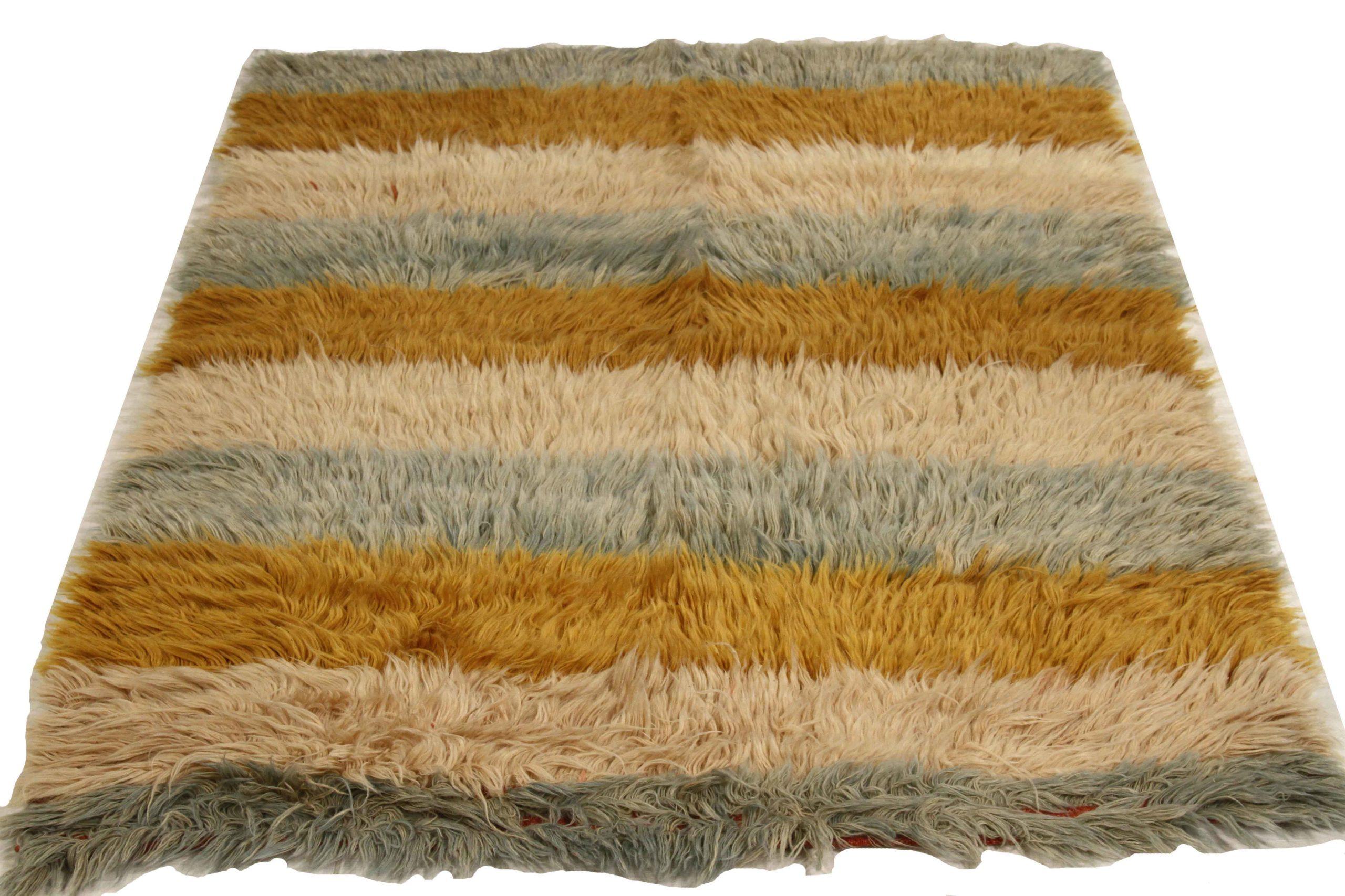 Entdecken Sie die Eleganz dieses einzigartigen Tulu mit den Area Rugs von Circa 1990. Dieses exklusive Design, das mit viel Liebe zum Detail entworfen wurde, ist perfekt, um Ihren Raum zu verschönern.