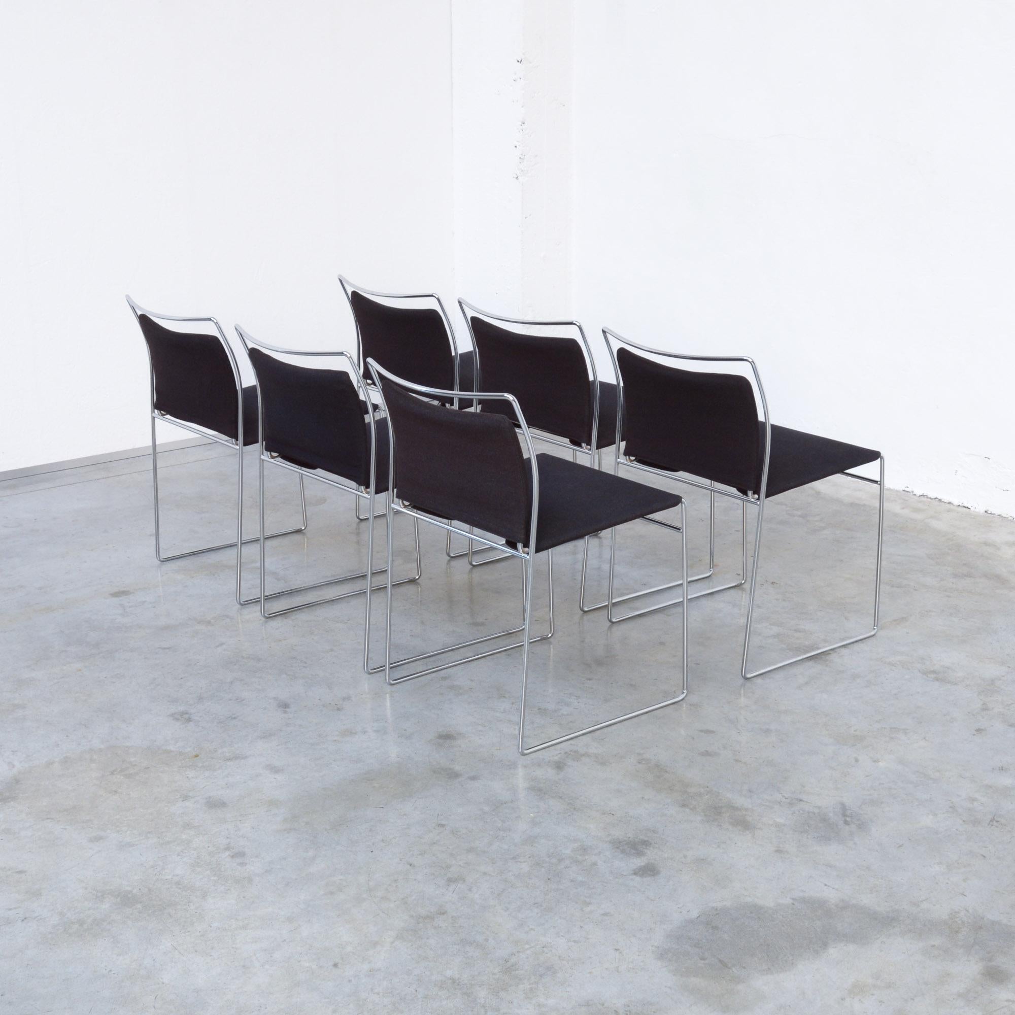 The Tulu chair was designed by the Japanese designer Kazuhide Takahama for Simon International in 1966-1967. The Tulu is one of the very first models that paved the way for the use of the rod, an evolution from tube bending.
The rod makes it