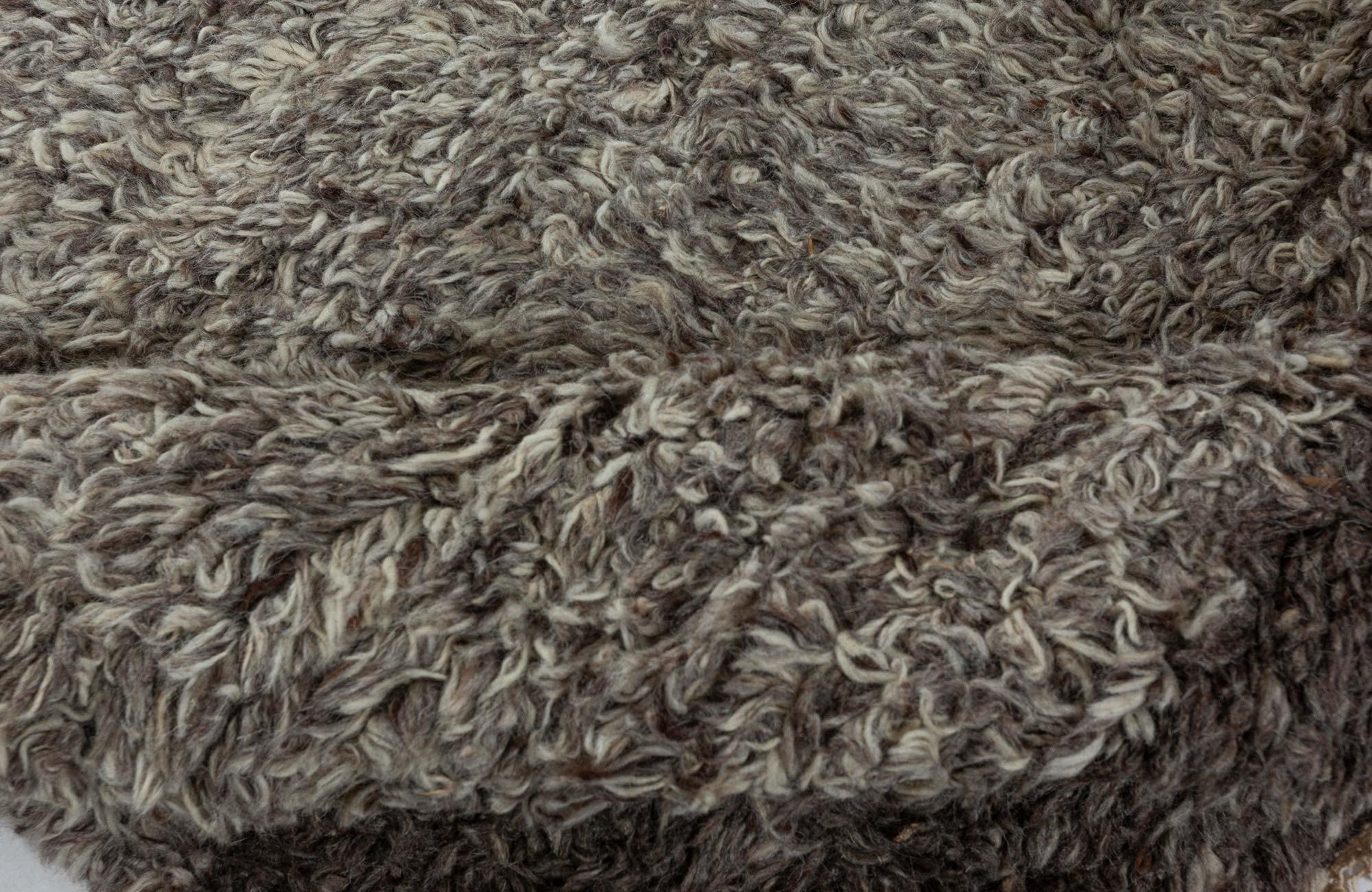 Tulu Nadu ‘Grey Strata’ Abstract Modern Wool Rug by Doris Leslie Blau In New Condition For Sale In New York, NY