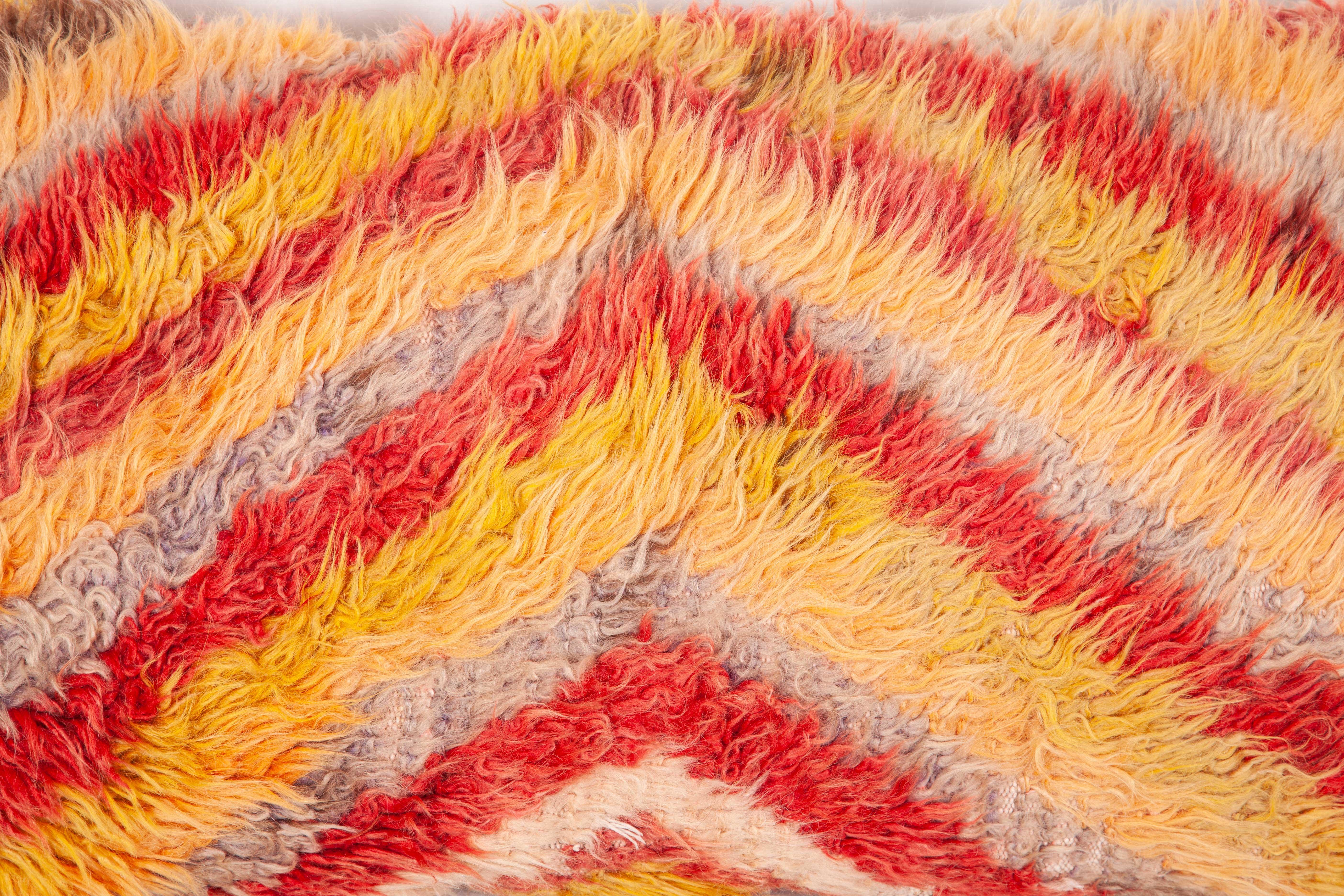 Turc Boîtier d'oreiller Tulu façonné à partir d'un tapis Tuklu du milieu du 20e siècle en vente