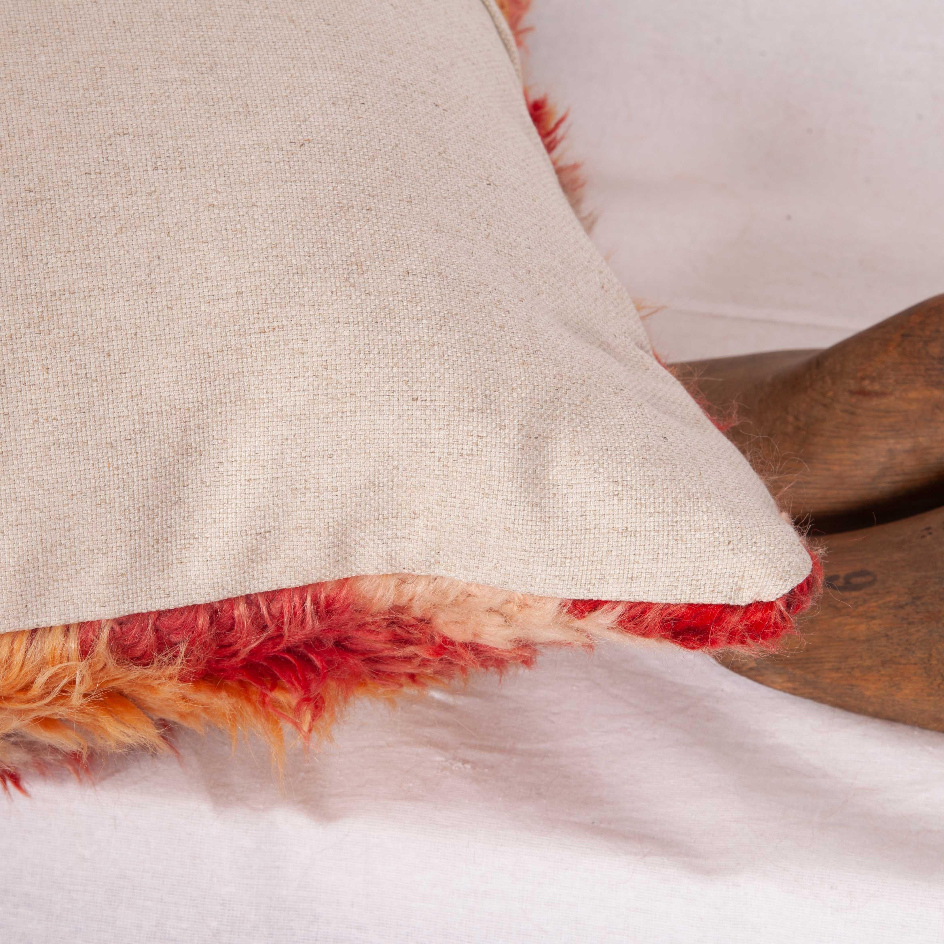 20ième siècle Boîtier d'oreiller Tulu façonné à partir d'un tapis Tuklu du milieu du 20e siècle en vente