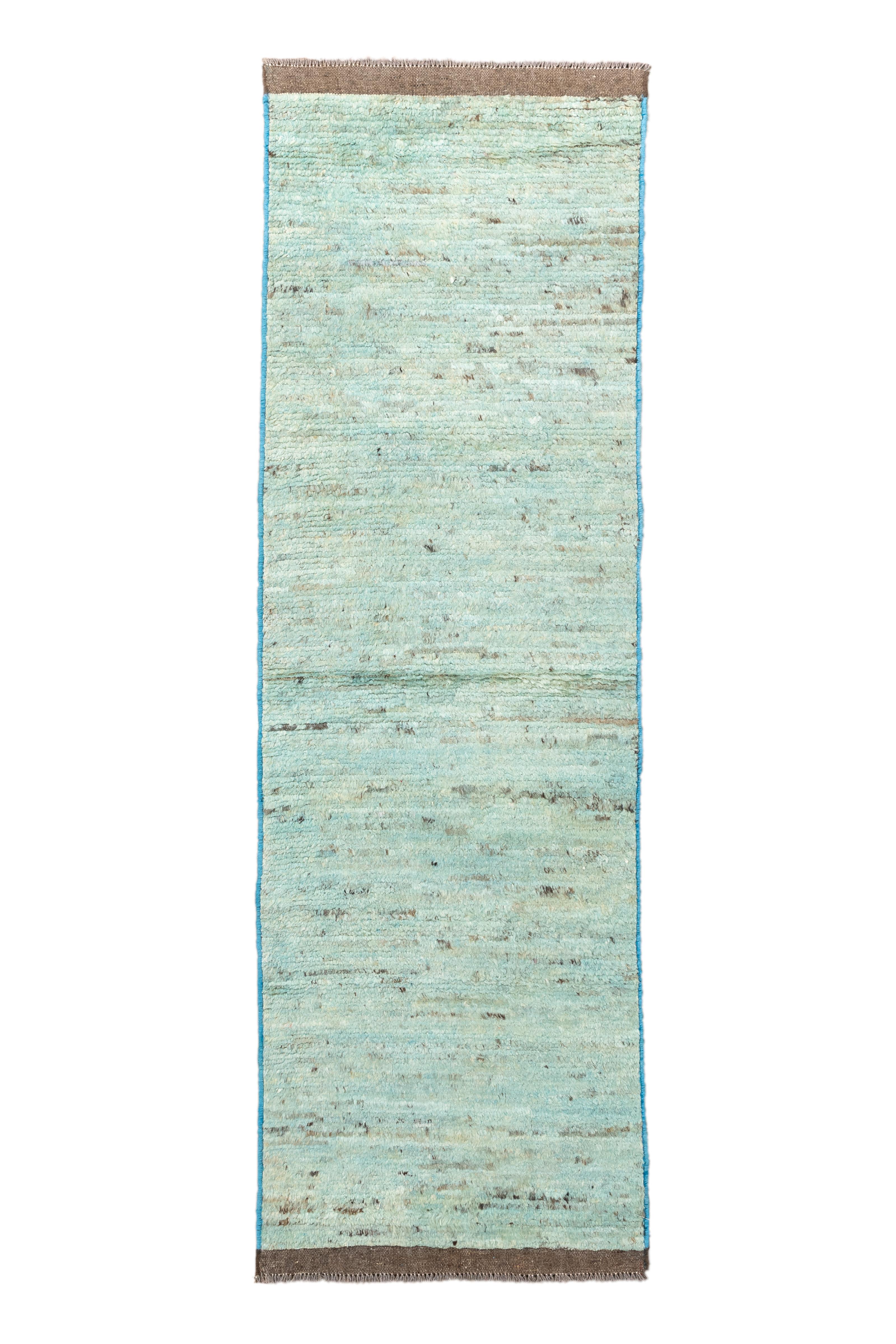  Questo nuovo runner Tulu emana un lusso calmo e discreto grazie alla sua tavolozza di colori tenui come l'acqua e alle sfumature neutre come il tortora e l'avorio. Tessuto a mano in Turchia, il tappeto presenta un sottile motivo a righe che cattura