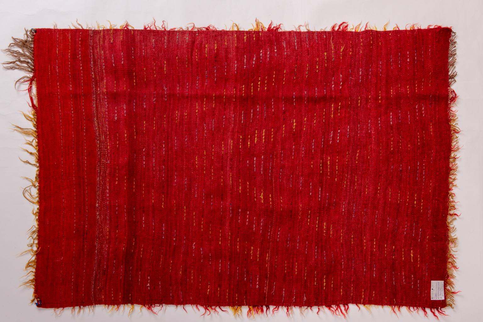 nr. 790 -  Vintage Turkish Tulu Teppich, mit weichem roten und gelben Fell, Shag Flor.  
Eine Idee über Ihrem Lieblingssessel, an der Wand oder neben Ihrem Bett.
