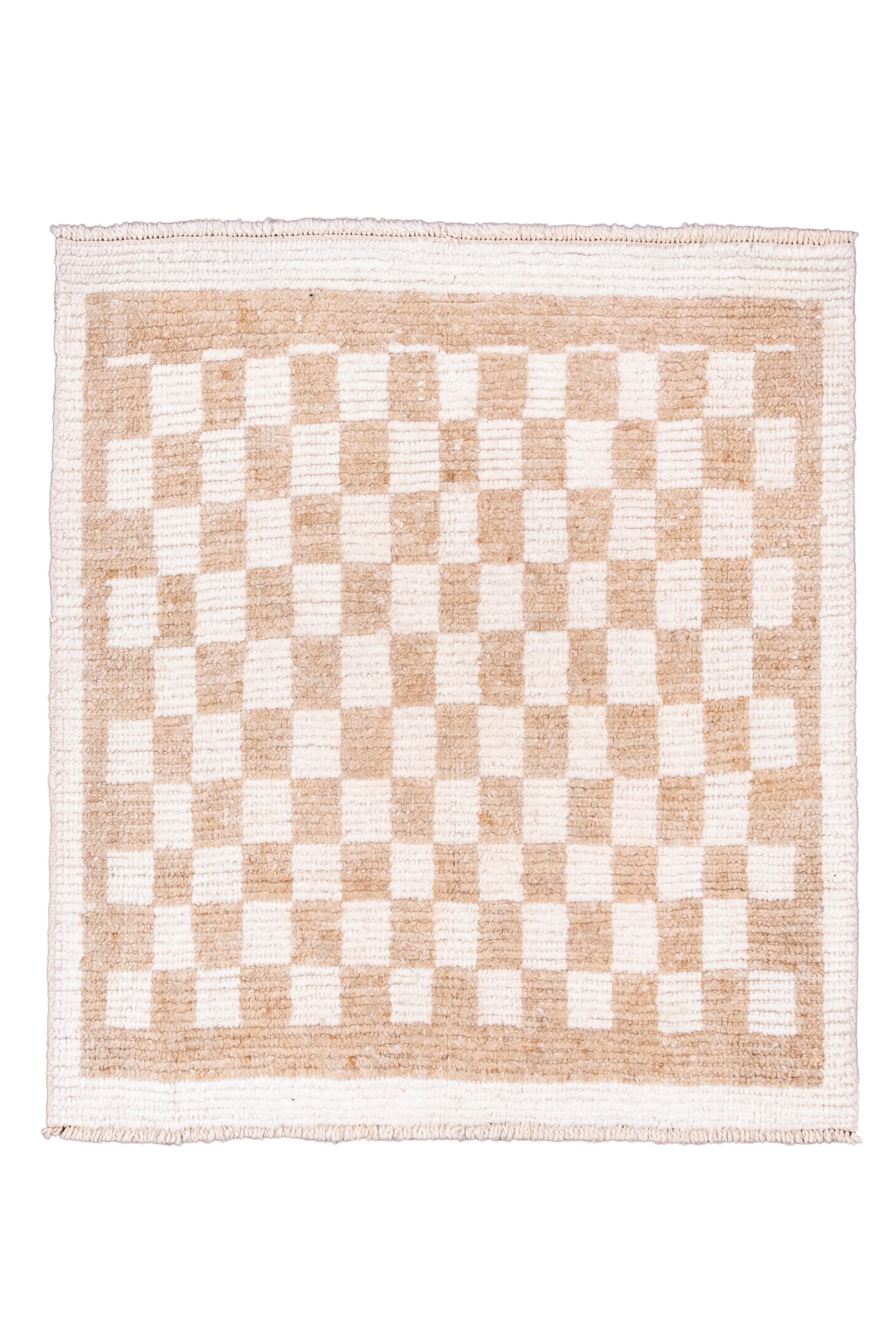 Zu viele Quadrate für ein Schachspiel, aber dieser Dorfteppich zeigt ein einfaches rost- und cremefarbenes geometrisches Muster in einer schlichten rost- und cremefarbenen Bordüre. Langflorig, grob und doch elementar im Design.

Größe des