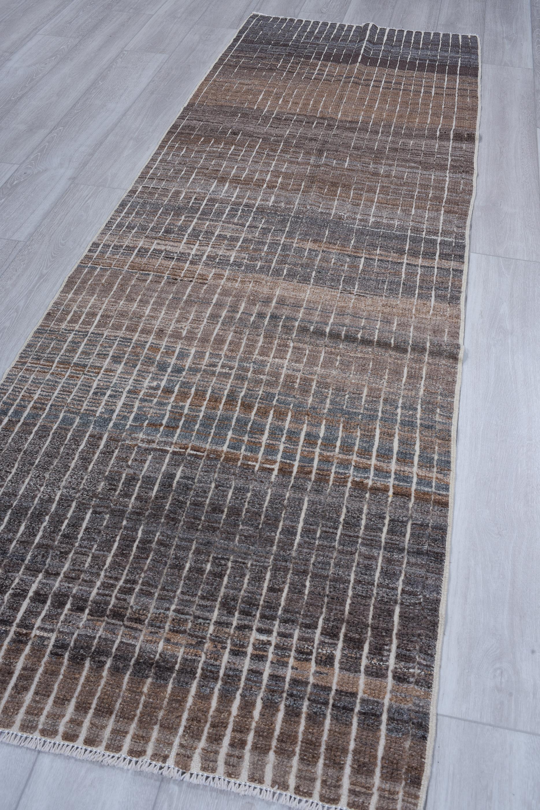 Nom d'origine turque désignant les tapis fabriqués par les villageois pour un usage domestique, souvent de petite taille, en raison des restrictions de taille des métiers à tisser à l'intérieur des maisons. Ils sont tissés sous forme de tapis épais