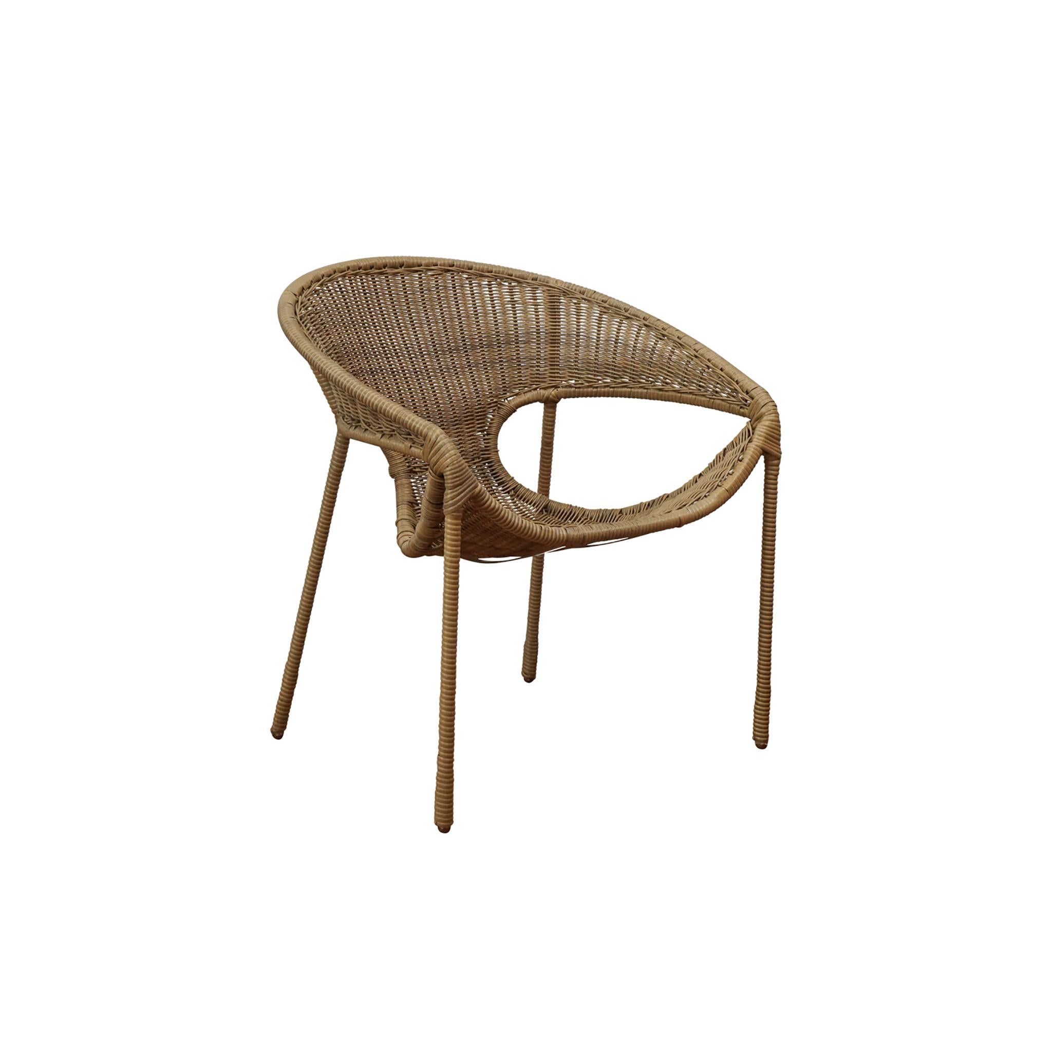 Der Tulum-Esszimmerstuhl wurde vom klassischen Miller Fong-Stuhl inspiriert und für die Verwendung im Freien und den Komfort aktualisiert. Der Stuhl besteht aus einem Metallrahmen und einem Sitz aus gewebtem Polypropylen. Die großzügigen, für den