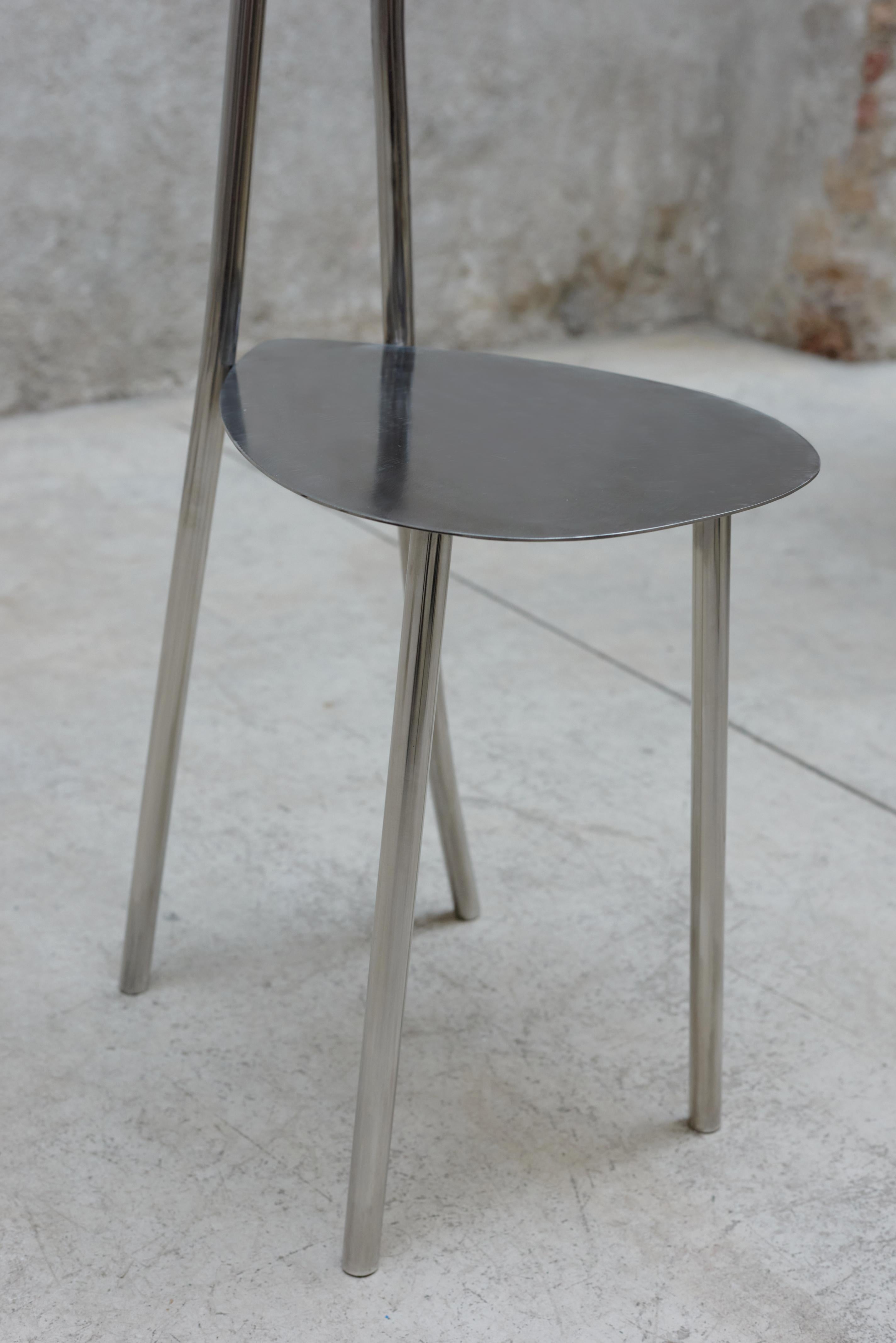 Stuhl „Tumble“ aus rostfreiem Stahlrohr und poliertem Sitz. (Minimalistisch) im Angebot