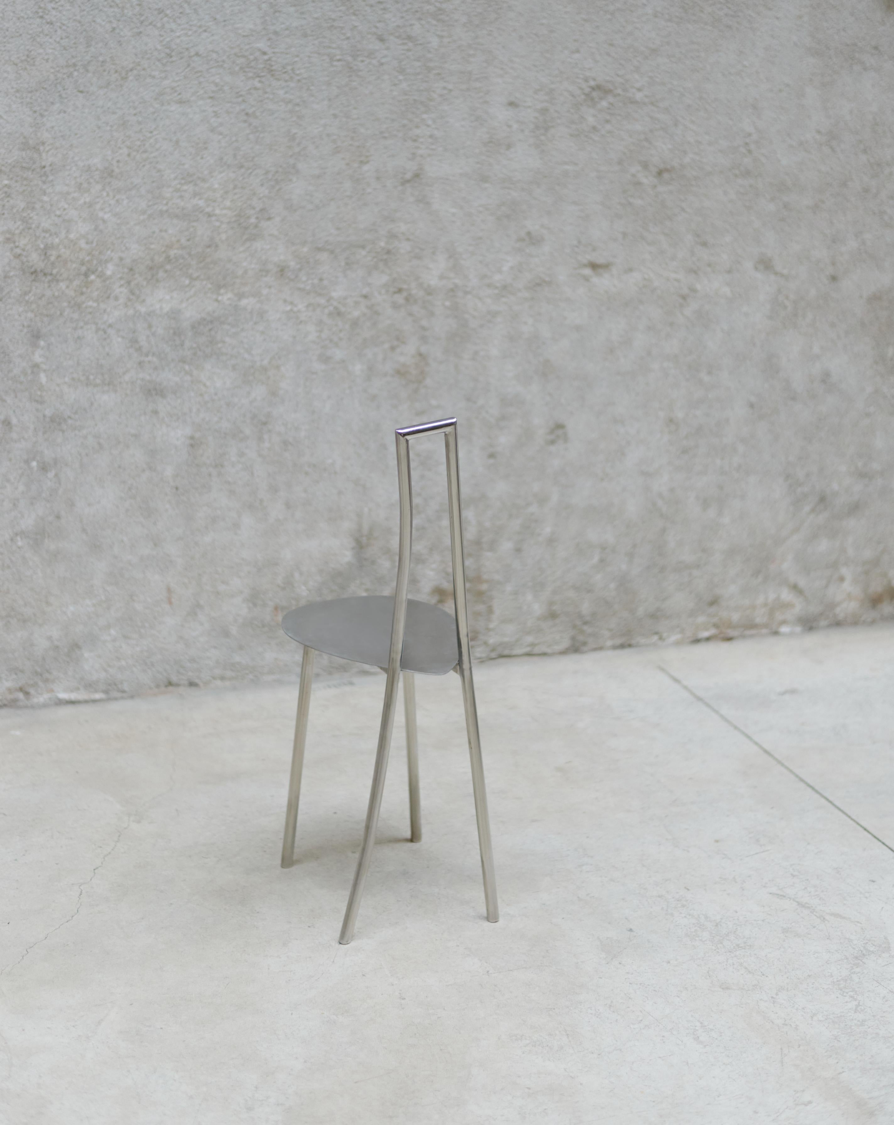 Stuhl „Tumble“ aus rostfreiem Stahlrohr und poliertem Sitz. (Spanisch) im Angebot