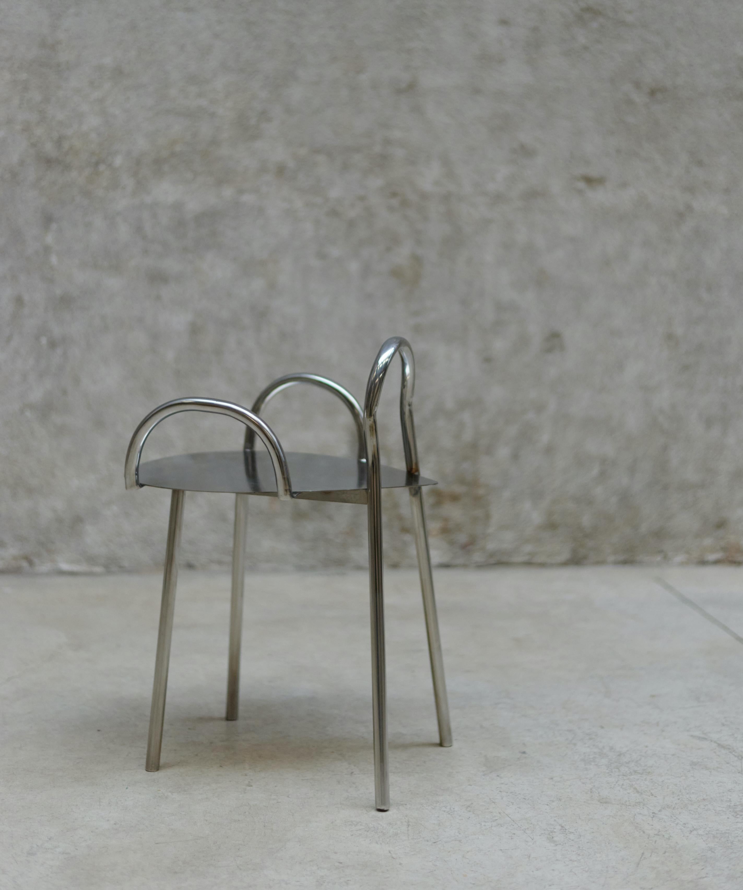 Stuhl „Tumble“ aus rostfreiem Stahlrohr und poliertem Sitz. im Zustand „Neu“ im Angebot in BARCELONA, ES