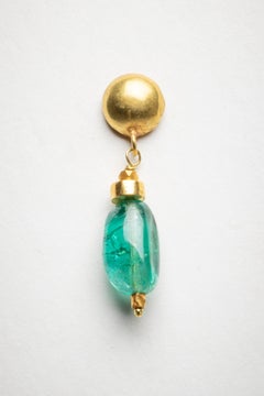 Pendientes de gota con esmeralda pulida y oro de 18 quilates