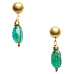 Pendientes de gota con esmeralda pulida y oro de 18 quilates