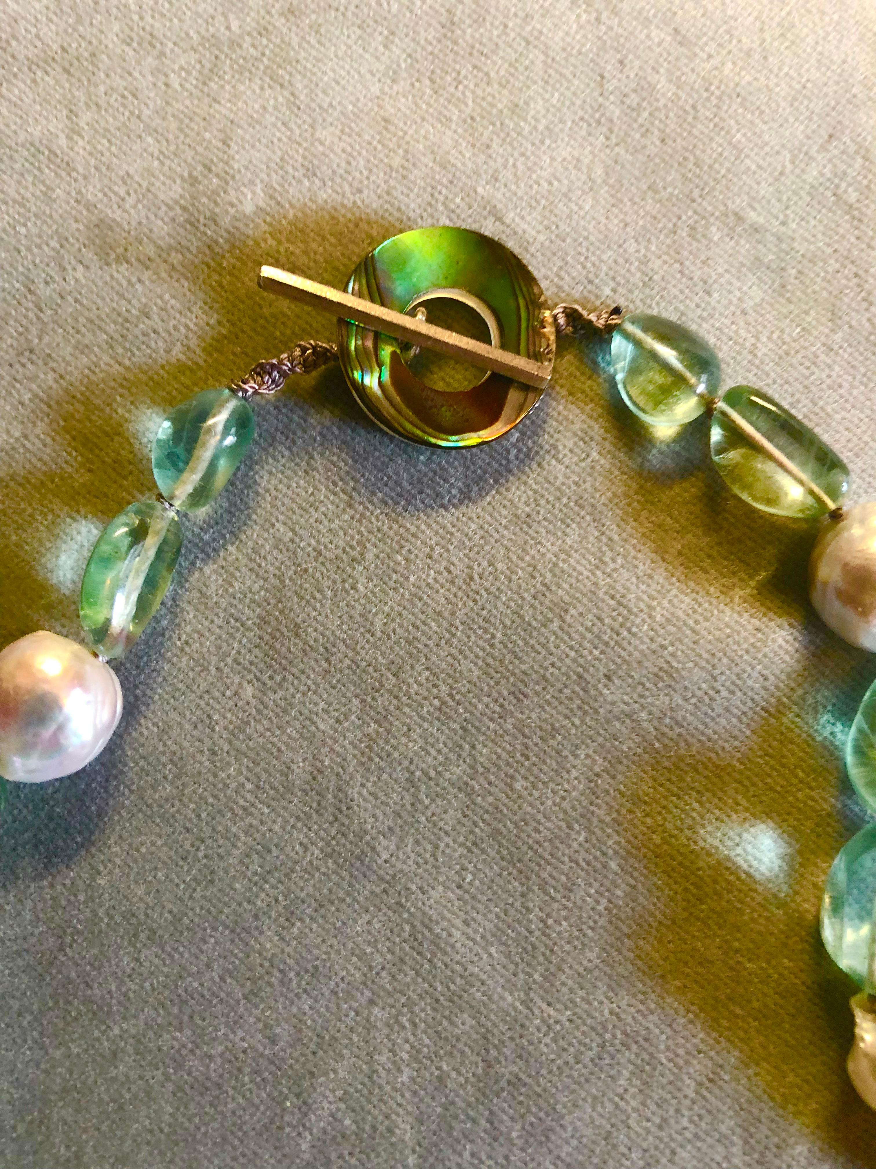 Contemporaneo Pepite di fluorite burattata con perle d'acqua dolce bianche rotonde e barocche in vendita