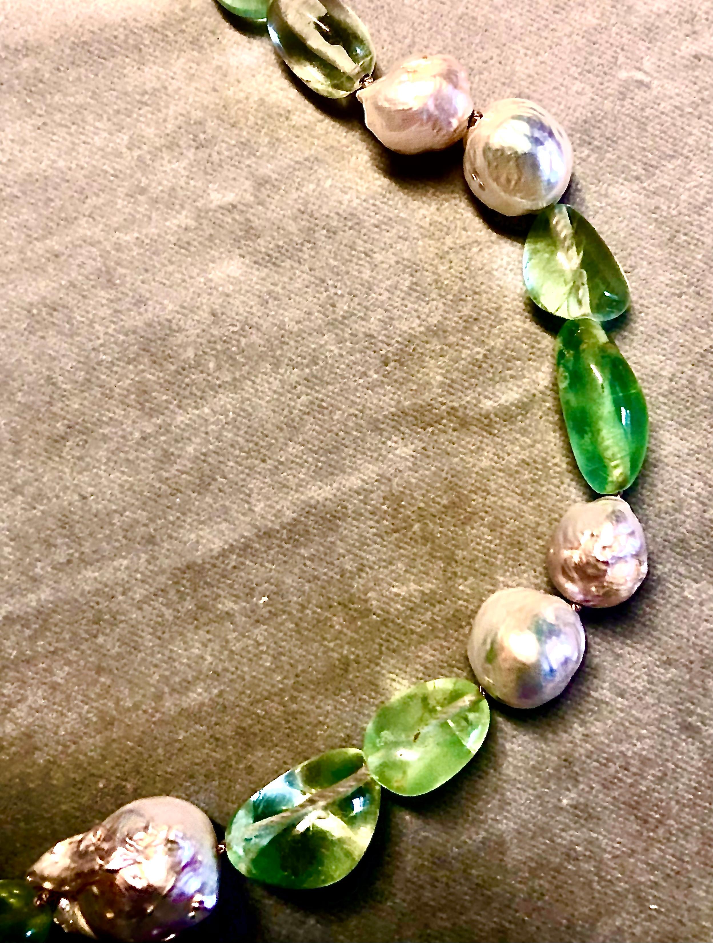 Taglio rotondo Pepite di fluorite burattata con perle d'acqua dolce bianche rotonde e barocche in vendita
