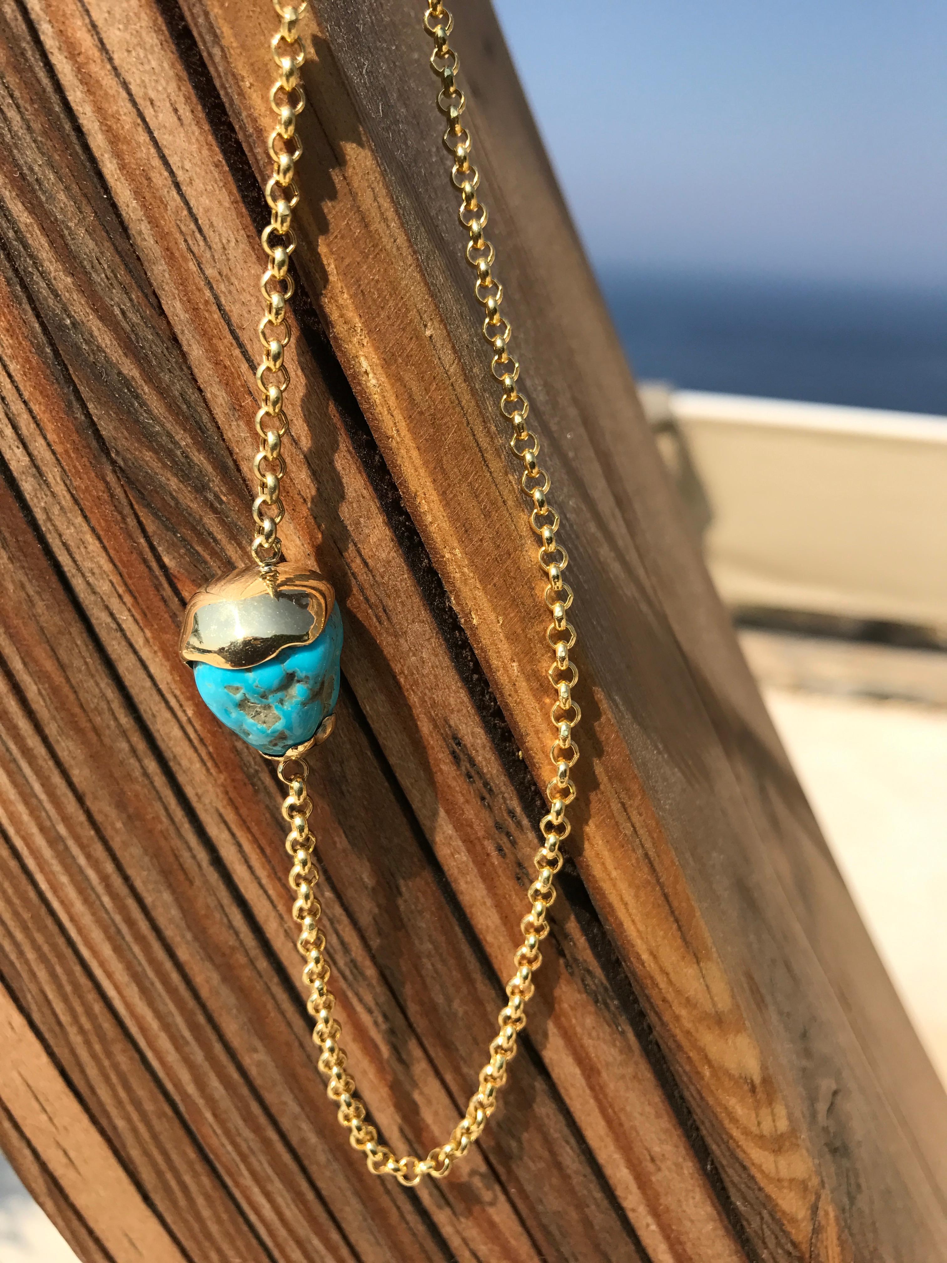 Our Tumbled Turquoise necklaces are 18kt solid yellow gold with tumbled turquoise and our exclusive thick Dodge chain. They come in three versatile lengths (40,60 and 70 cm) and are sold separately. We recommend wearing them layered for the
