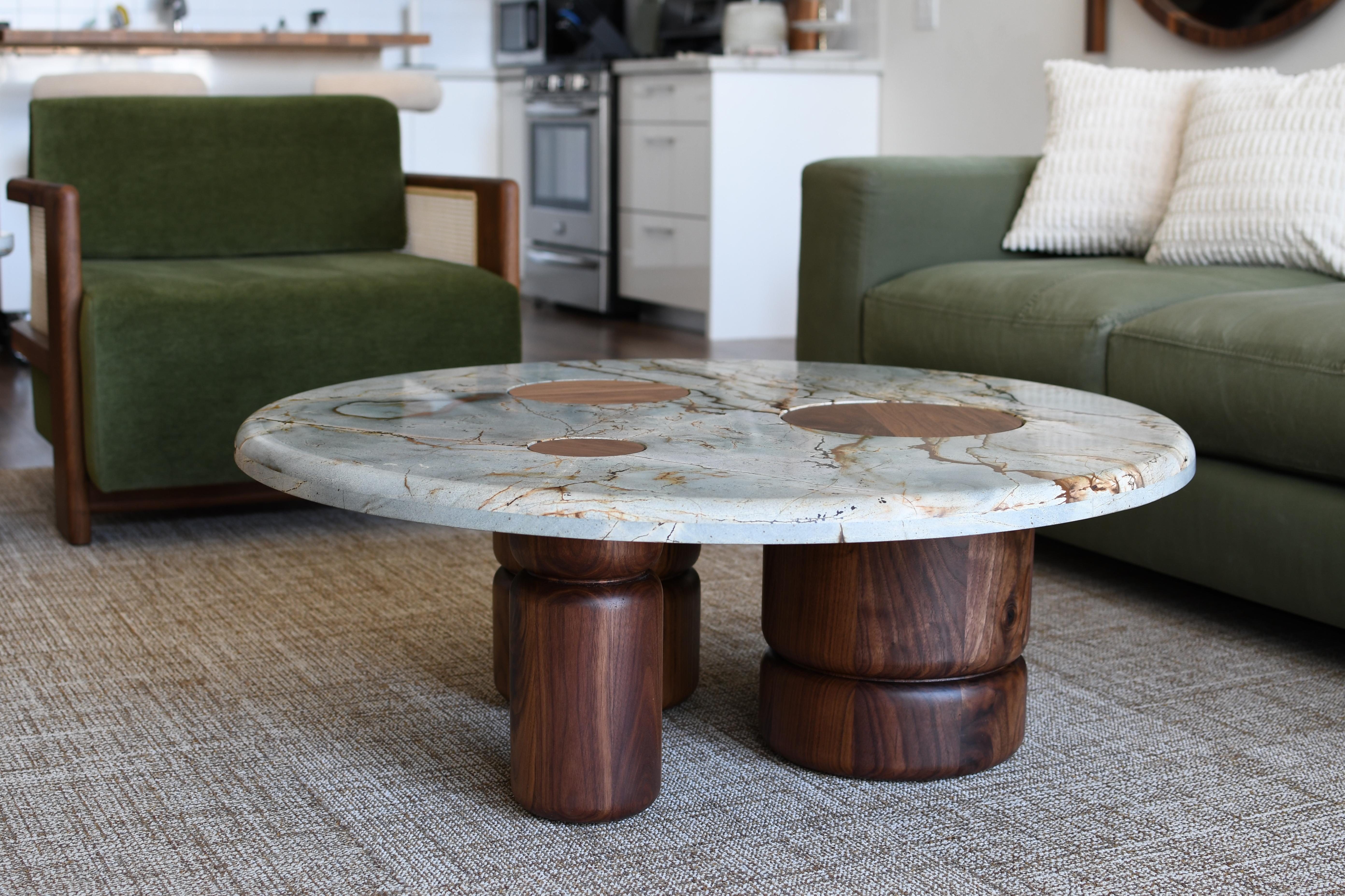 La table basse Tumbler, fabriquée à la main, est un design minimaliste inspiré de la période Mid-Century Modern et de son utilisation magistrale de matériaux mixtes naturels. L'interaction élégante du marbre et du bois dur massif crée un mélange