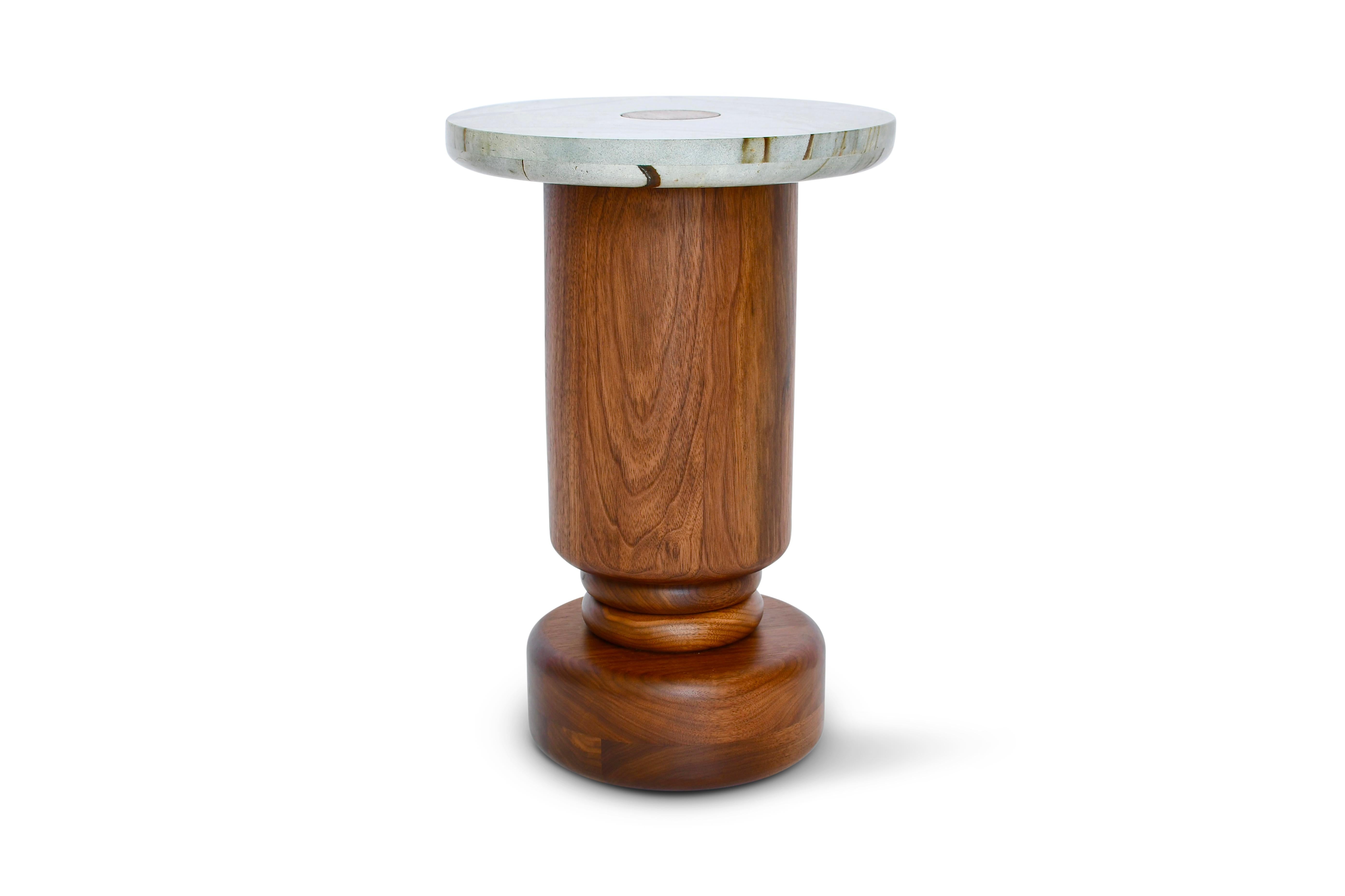 La table à boissons Tumbler, fabriquée à la main, est un design minimaliste inspiré de la période Mid-Century Modern et de son utilisation magistrale de matériaux mixtes naturels. 

Cette magnifique table d'appoint à la forme arrondie distincte est