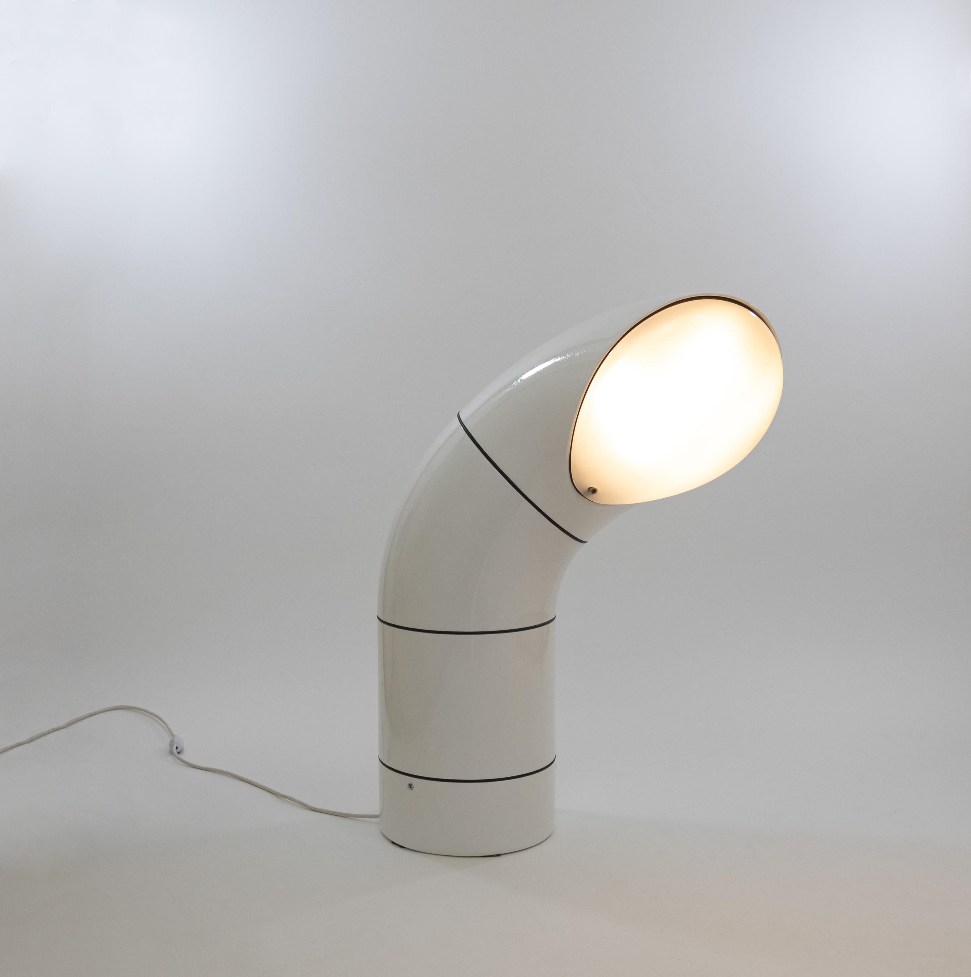 Lámpara de pie Tumbo, diseñada por Piero Menichetti y fabricada por Ismos Design en 1973.

La lámpara está pensada para su uso en exteriores y, por tanto, puede soportar los efectos de las condiciones atmosféricas, pero su bella forma orgánica