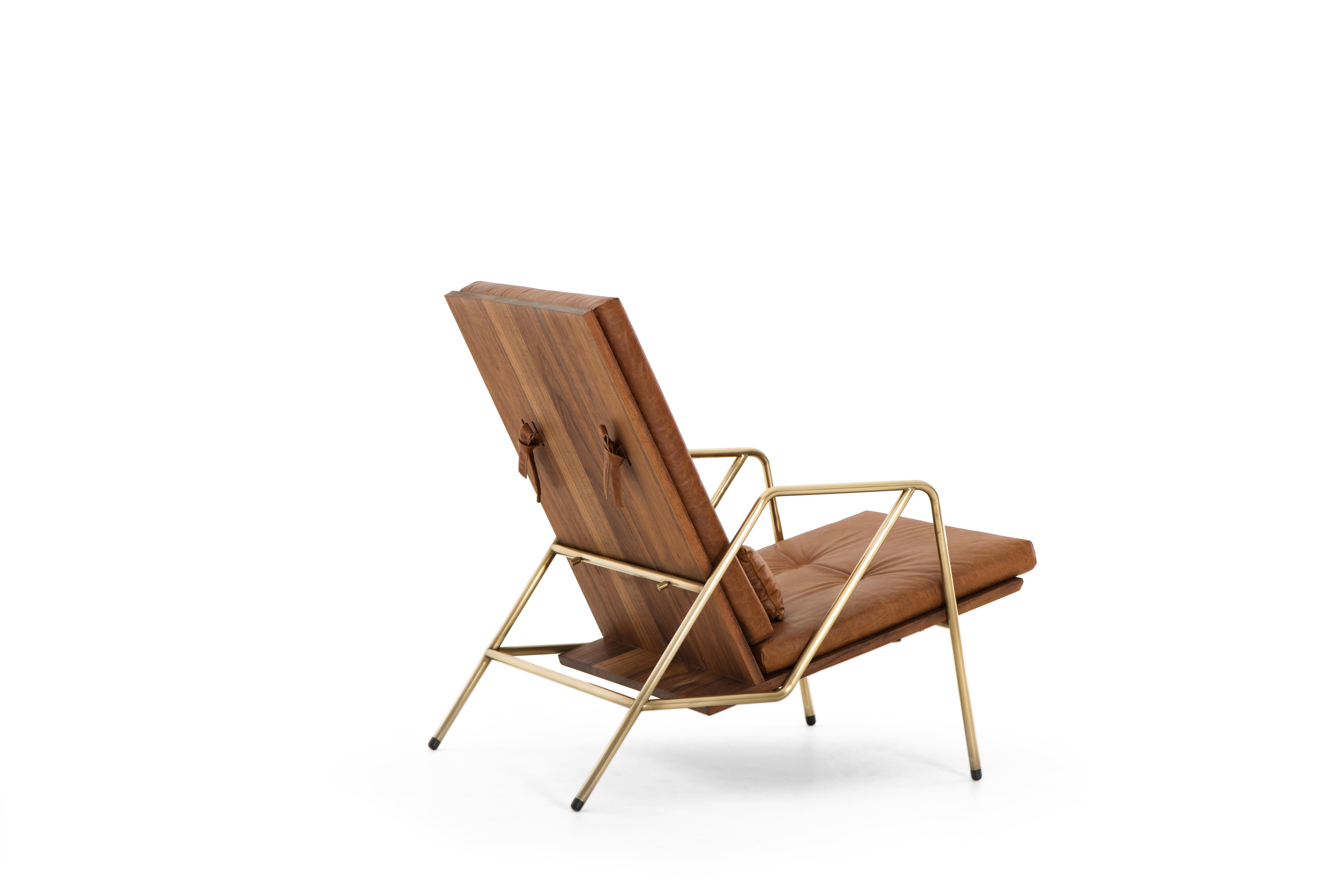 This exceptional piece showcases the highest quality materials and exquisite design details.

The lounge chair features sleek metal lines that elegantly trace a simple yet captivating structure. These lines seamlessly transition and meet the solid