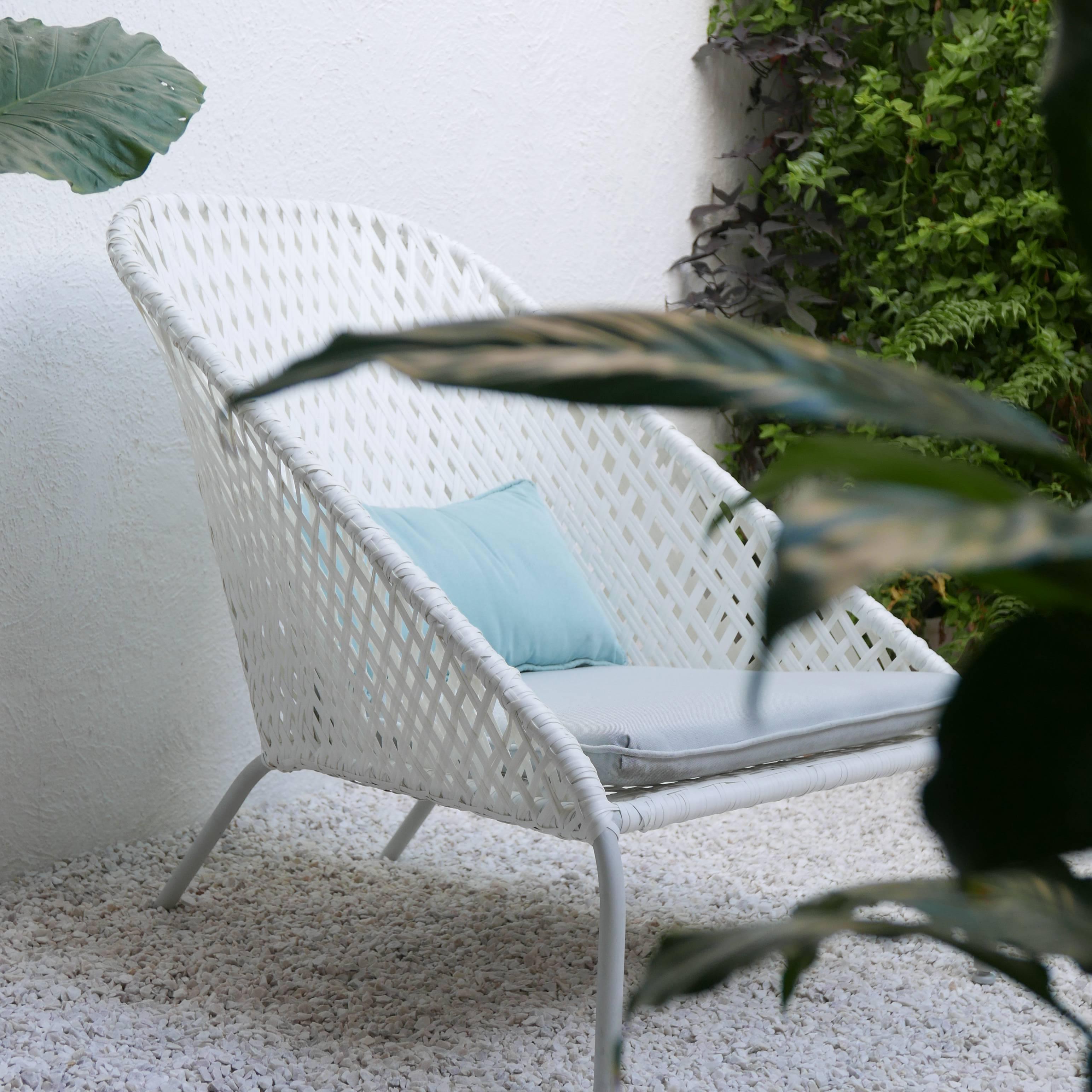 A spacious and low lounge chair perfect for resting and relaxing. Combines synthetic weaving technique with an aluminium light structure perfect for outdoor living.

“Tumbona” is total comfort. The lounge chair's concave shape embraces you naturally