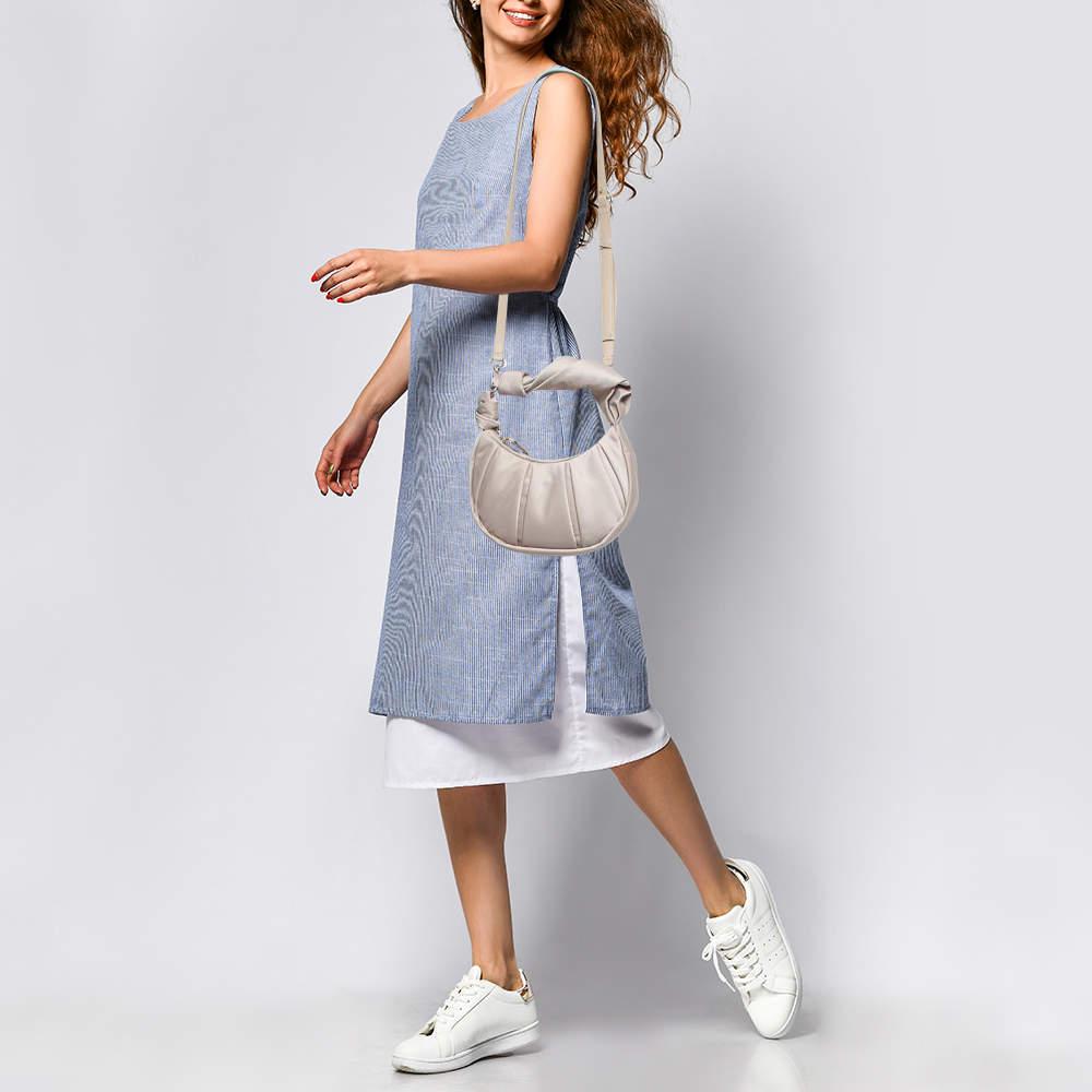Diseñado para durar, este precioso bolso cruzado es una compra inteligente. Cómoda y fácil de llevar, esta práctica creación viene con un interior forrado para mantener tus objetos esenciales organizados y seguros.