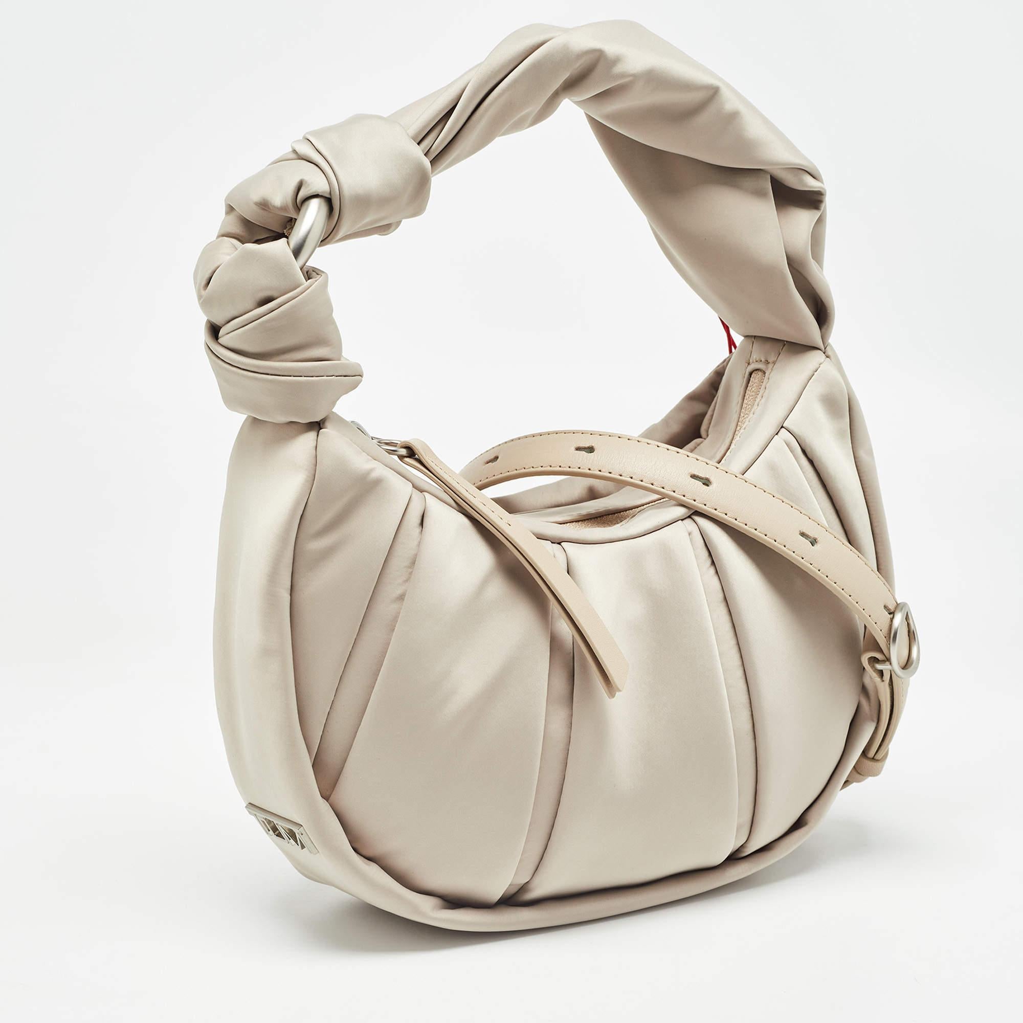 TUMI Bolsa Crossbody Asra Pequeña Nylon Beige en Nuevo Estado en Dubai, Al Qouz 2