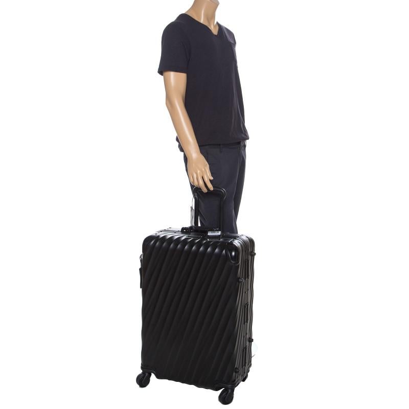 Tumi Black Aluminum 4 Wheel Short Trip Packing Case 19 Degrees Luggage In Good Condition In Dubai, Al Qouz 2