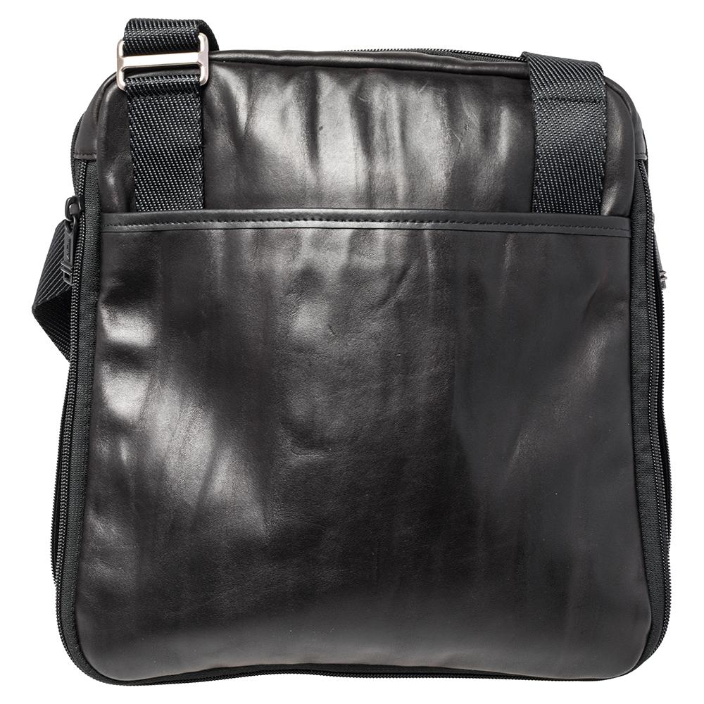 Trust this TUMI messenger bag to offer functional ease and a comfortable carrying experience. Crafted beautifully using leather, the bag has multiple pockets and a tag. It is equipped with an adjustable shoulder strap and a spacious fabric