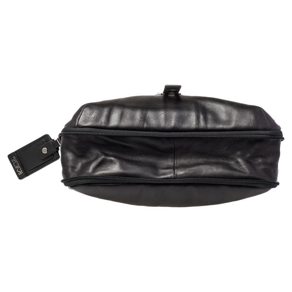 Tumi Black Leather Alpha Bravo Arnold Expandable Messenger Bag In New Condition In Dubai, Al Qouz 2
