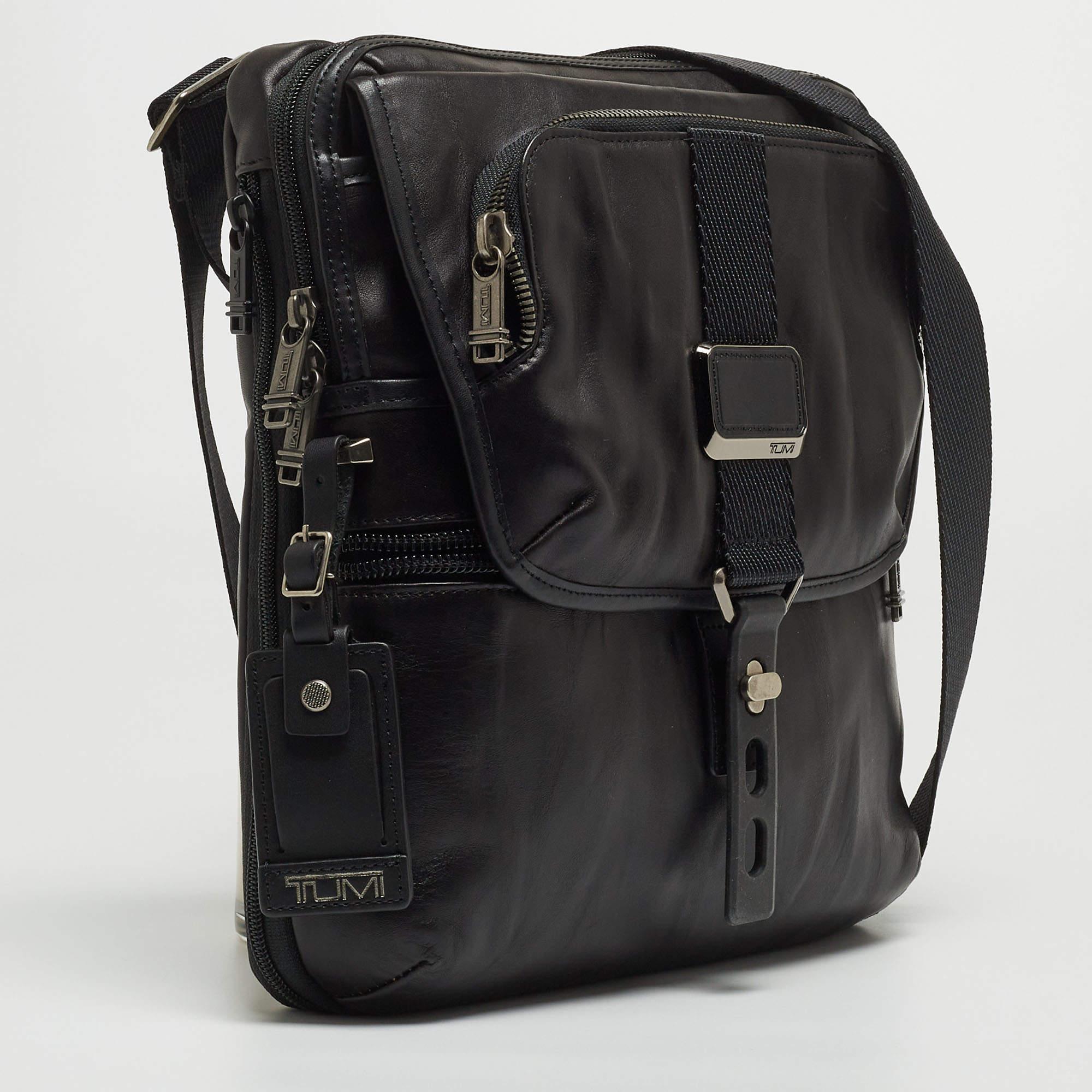 TUMI Black Leather Alpha Bravo Arnold Zip Expandable Messenger Bag In Excellent Condition In Dubai, Al Qouz 2