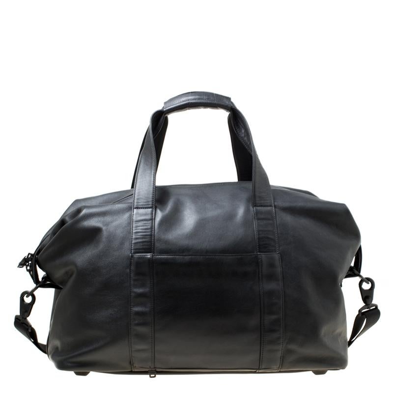 For the men on the go, this Alpha II duffel bag from TUMI is ideal when travelling. It is crafted with black leather and features dual top handles and a detachable shoulder strap along with a leather tag to the front and a slip pocket at the rear.