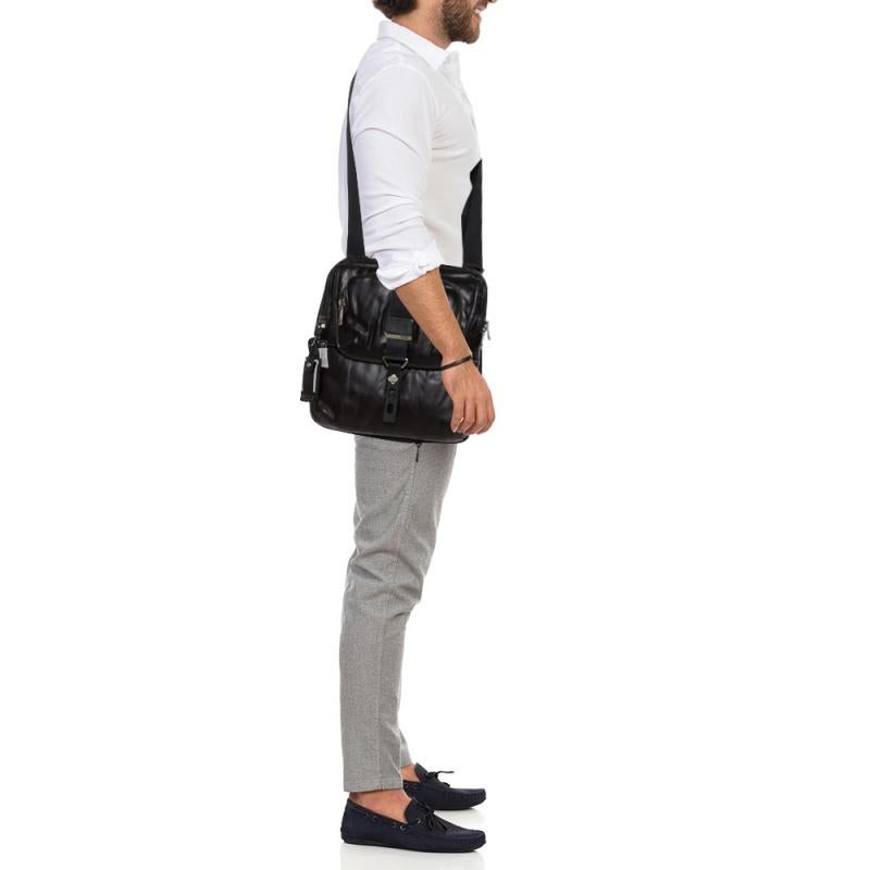 Trust this TUMI messenger bag to offer functional ease and a comfortable carrying experience. Crafted beautifully using leather, the bag has multiple pockets and a tag. It is equipped with an adjustable shoulder strap and a spacious nylon