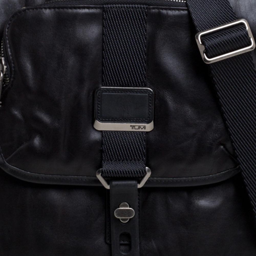 TUMI Black Leather Annapolis Zip Flap Messenger Bag In New Condition In Dubai, Al Qouz 2