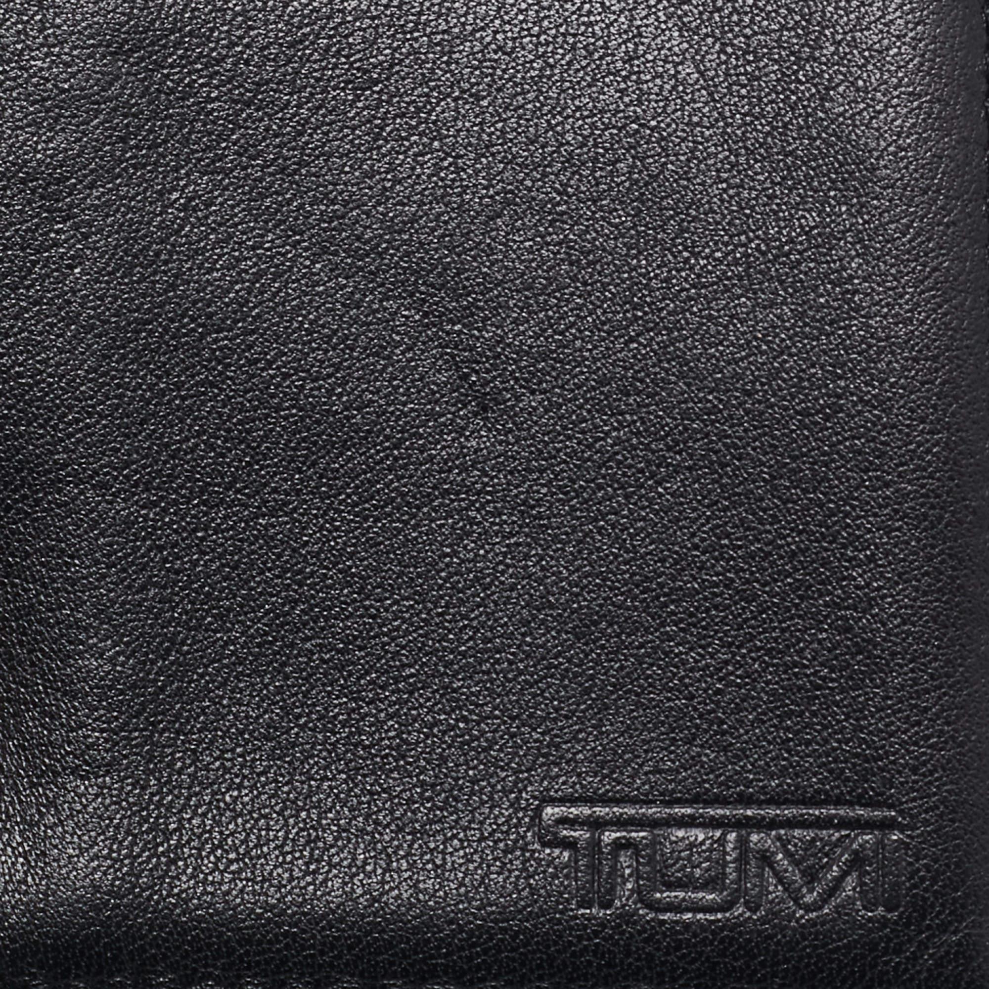 TUMI Black Leather Bifold Card Holder For Sale 2