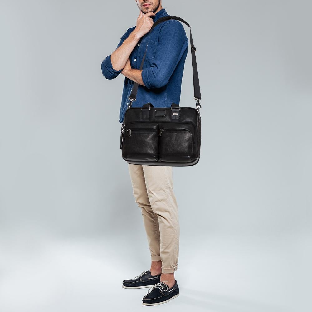 TUMI ist die Marke:: der Reisende vertrauen können:: da sie hochwertige Materialien und innovative Konstruktionen einsetzt:: um einwandfreie Produkte zu liefern:: die auf funktionelle Leichtigkeit abzielen. Diese erweiterbare Laptoptasche ist aus