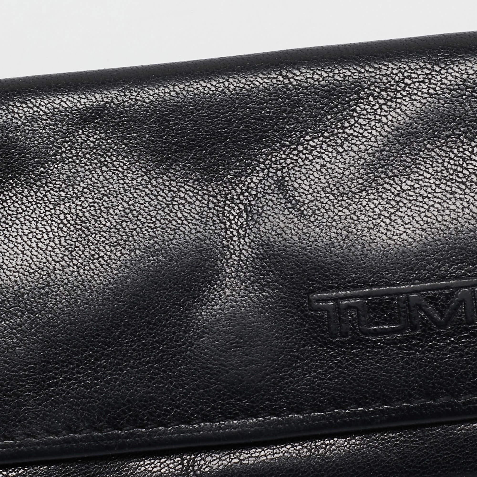 TUMI Black Leather Coin Purse In Fair Condition For Sale In Dubai, Al Qouz 2
