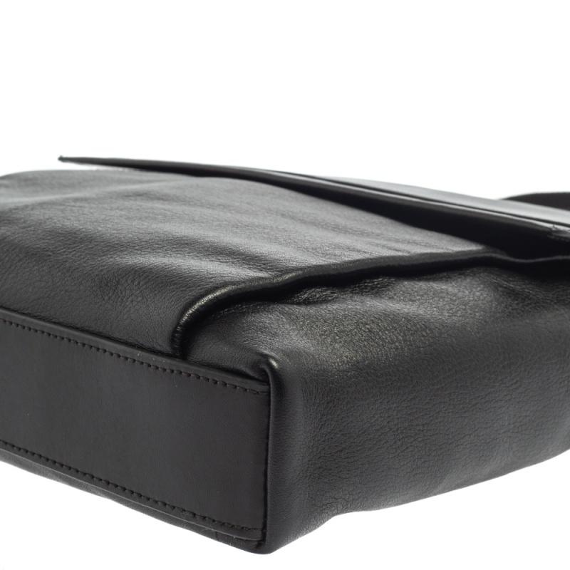 Tumi Black Leather DFO Monroe Oxford Top Zip Flap Messenger Bag In New Condition In Dubai, Al Qouz 2